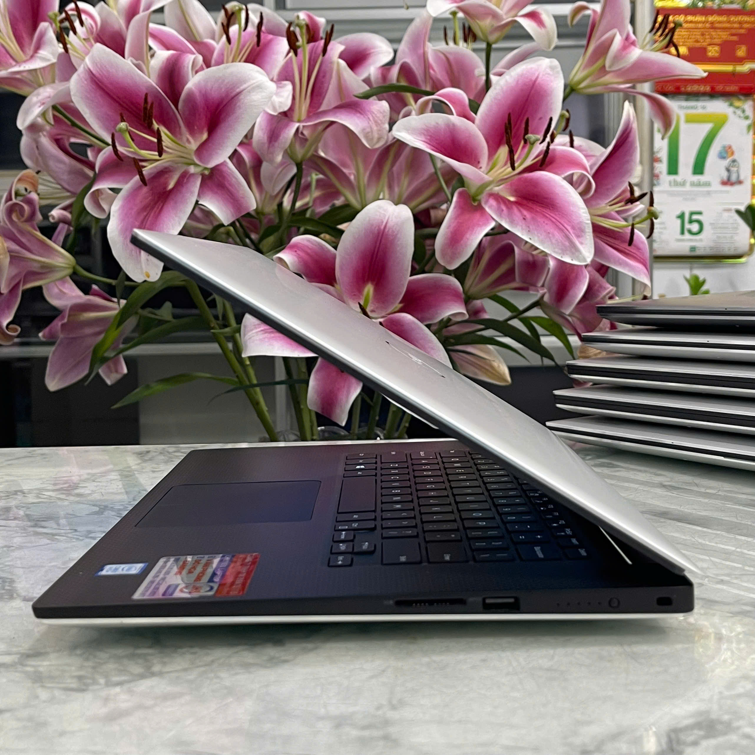 thumbnail image 2 of Refurbished Dell XPS 15 7590 Laptop - 15.6" 4K Touch, I7-9750H, 32GB RAM, 1TB SSD, GTX 1650 2 of 6
