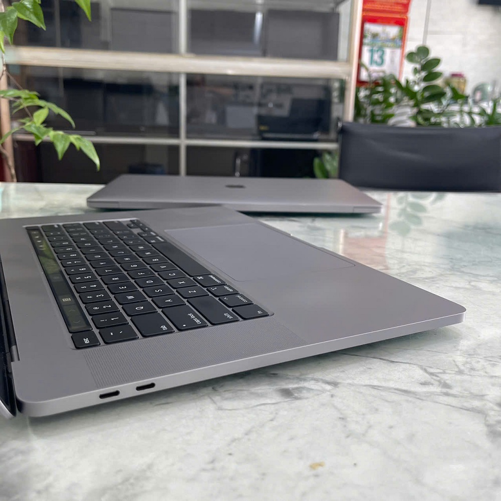 MacBook Pro 2019-16 Inch CORE I9 RAM 16GB SSD 1.000GB Radeon Pro 5500M 4GB Touch Bar - Silver