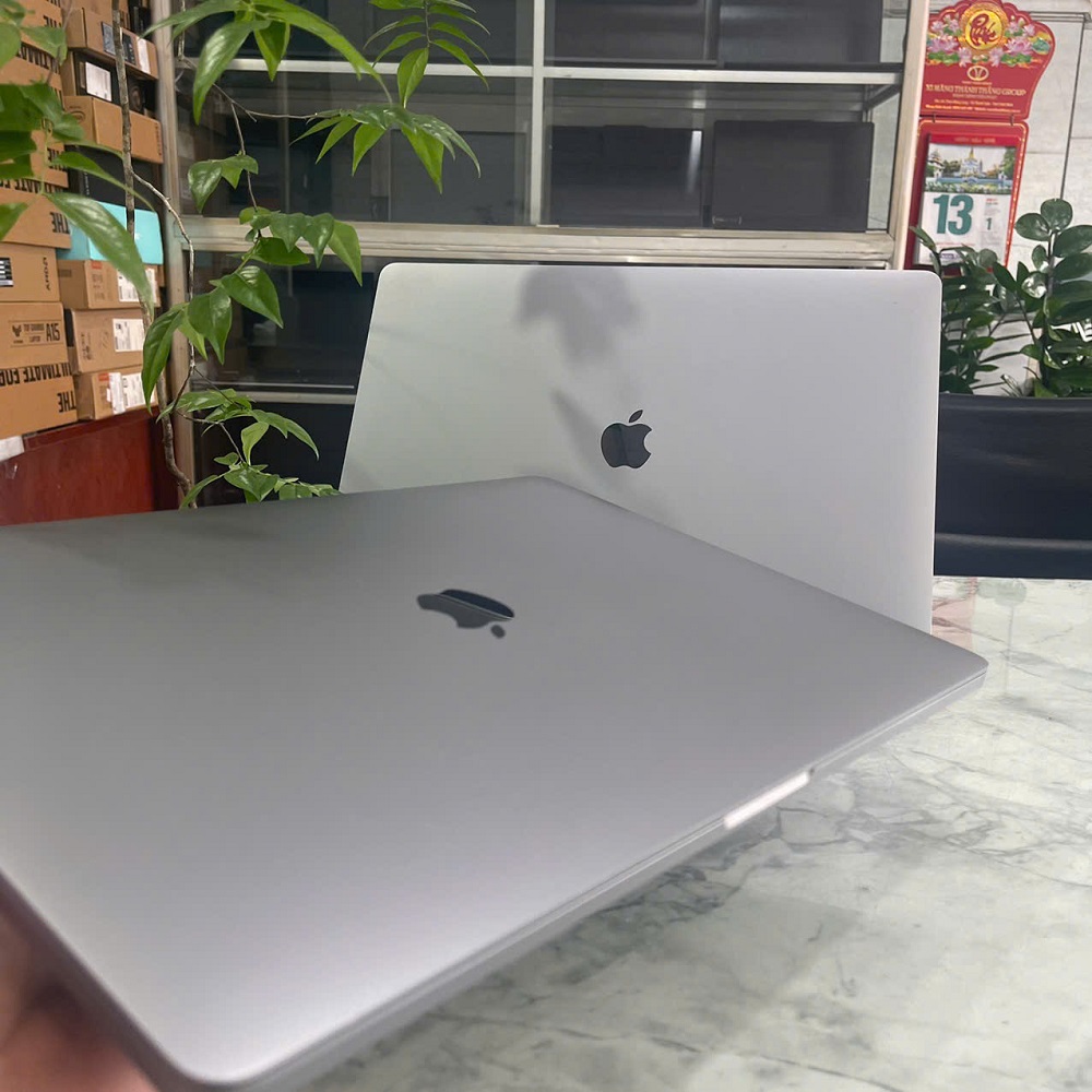 MacBook Pro 2019-16 Inch CORE I9 RAM 16GB SSD 1.000GB Radeon Pro 5500M 4GB Touch Bar - Silver