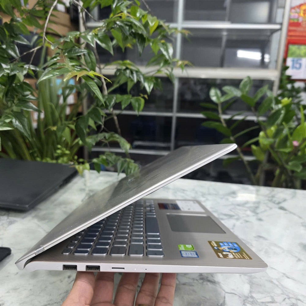 ASUS VivoBook S530FN VỎ NHÔM NGUYÊN KHỐI CORE I7-8565U RAM 8GB SSD 240GB GeForce MX150 MÀN HÌNH : 15.6 INCH