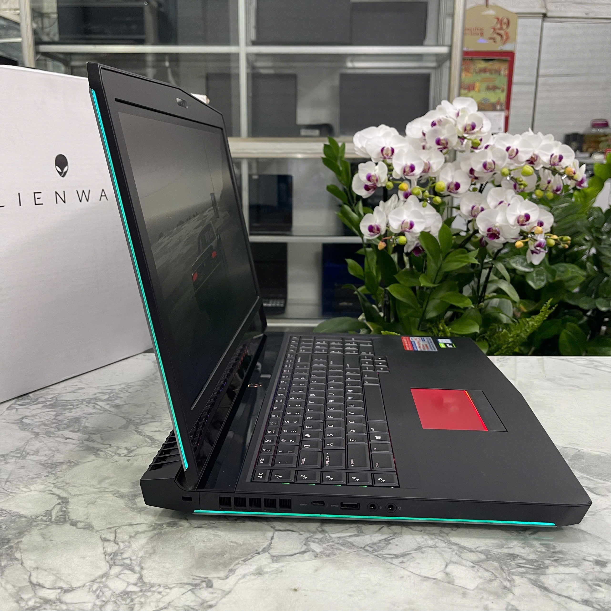 Dell Alienware 17 R4 Core I7-7700HQ RAM 16GB SSD 512GB GTX 1060 6GB MÀN HÌNH : 17.3″ FHD IPS