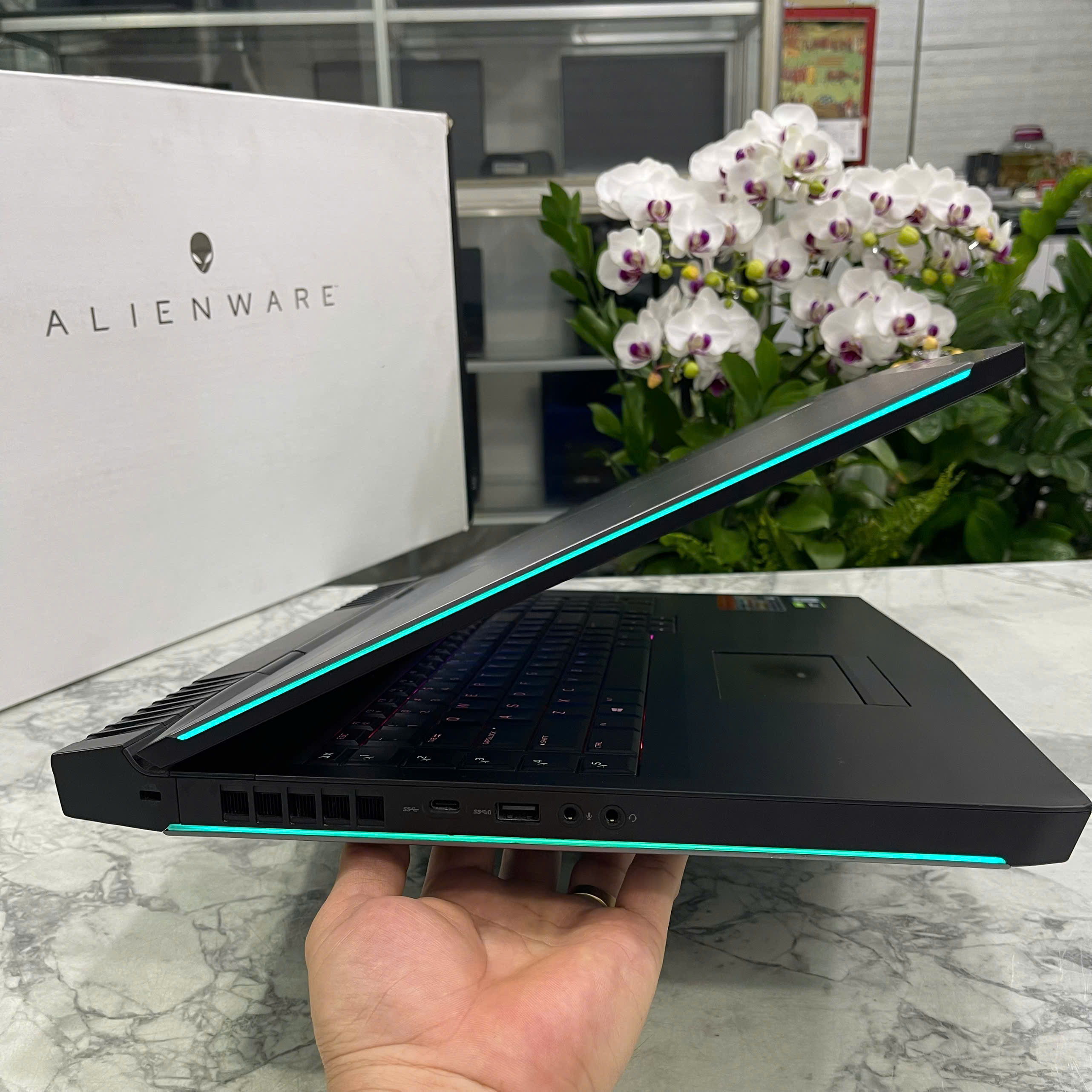 Dell Alienware 17 R4 Core I7-7700HQ RAM 16GB SSD 512GB GTX 1060 6GB MÀN HÌNH : 17.3″ FHD IPS
