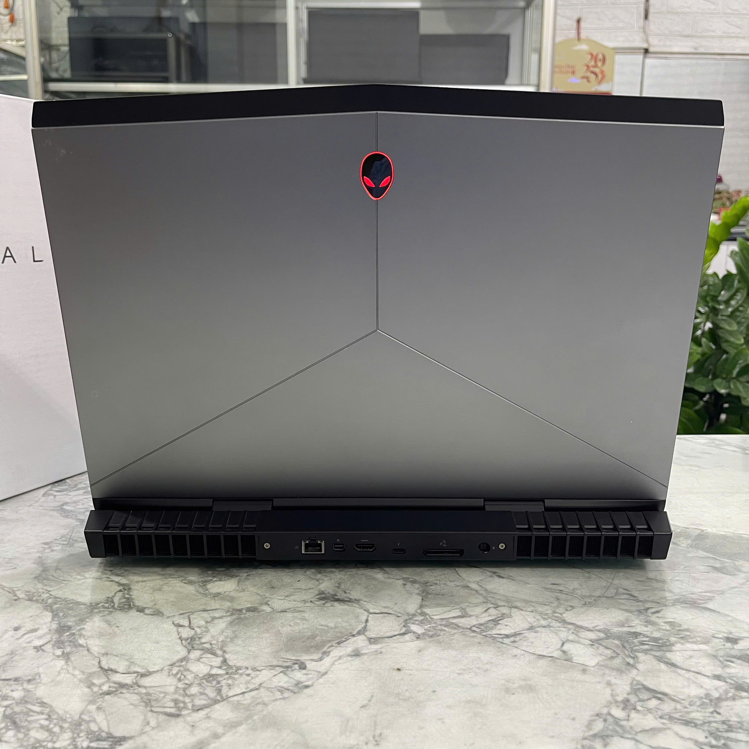 Dell Alienware 17 R4 Core I7-7700HQ RAM 16GB SSD 512GB GTX 1060 6GB MÀN HÌNH : 17.3″ FHD IPS