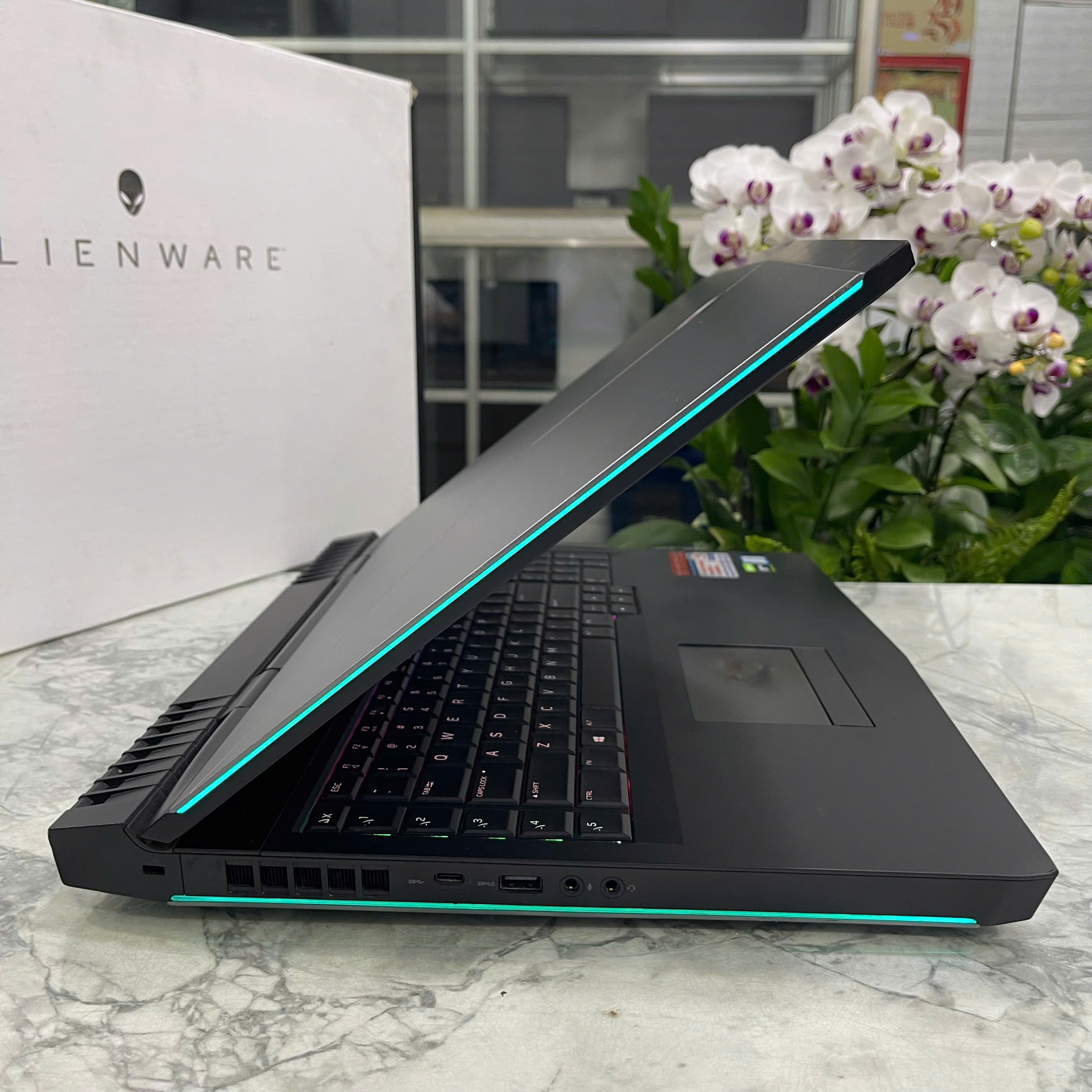 Dell Alienware 17 R4 Core I7-7700HQ RAM 16GB SSD 512GB GTX 1060 6GB MÀN HÌNH : 17.3″ FHD IPS