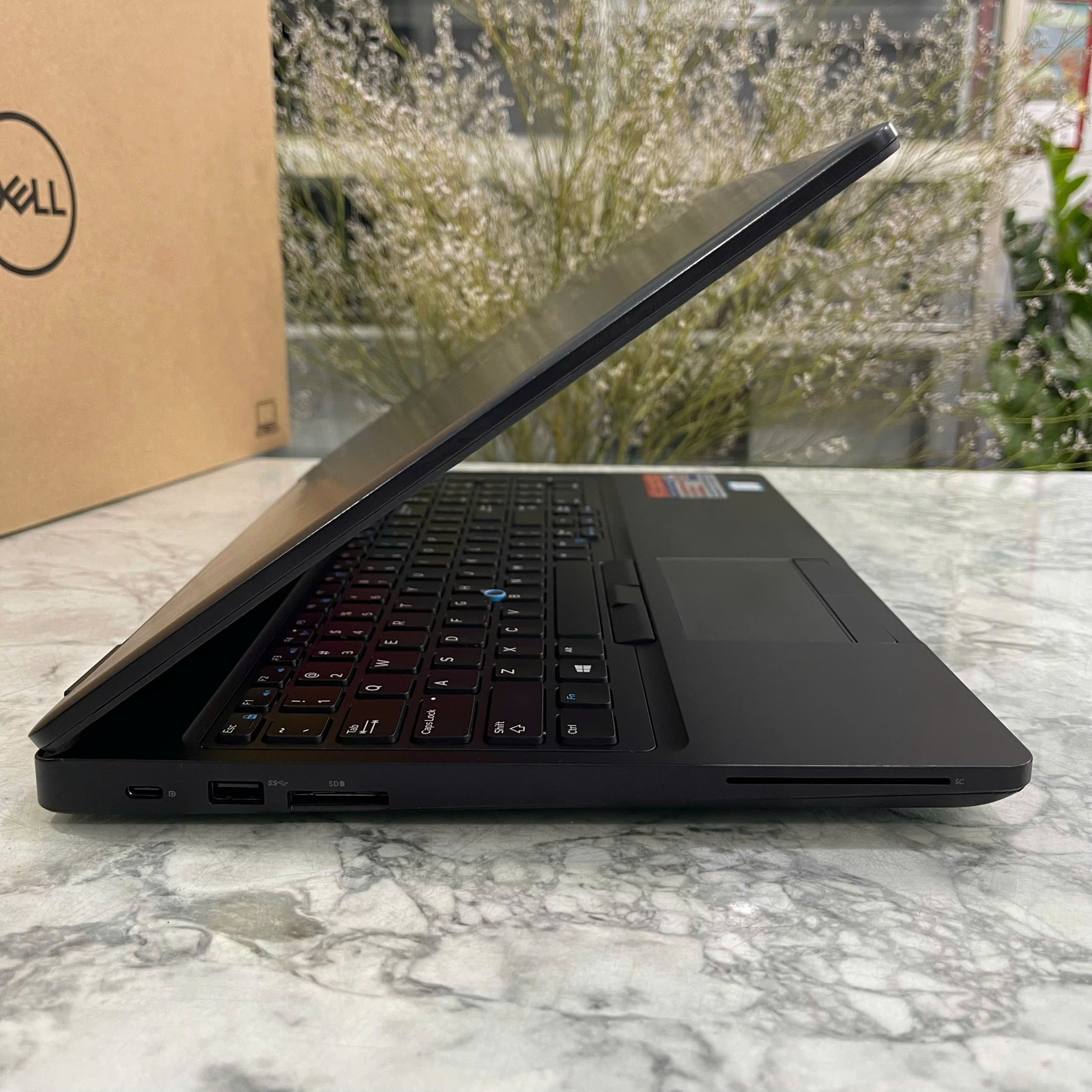 Dell Latitude 5590 Core I7-8650U Ram 8gb Ssd 256gb Card MX130 Màn Hình 15.6″ FULL HD IPS