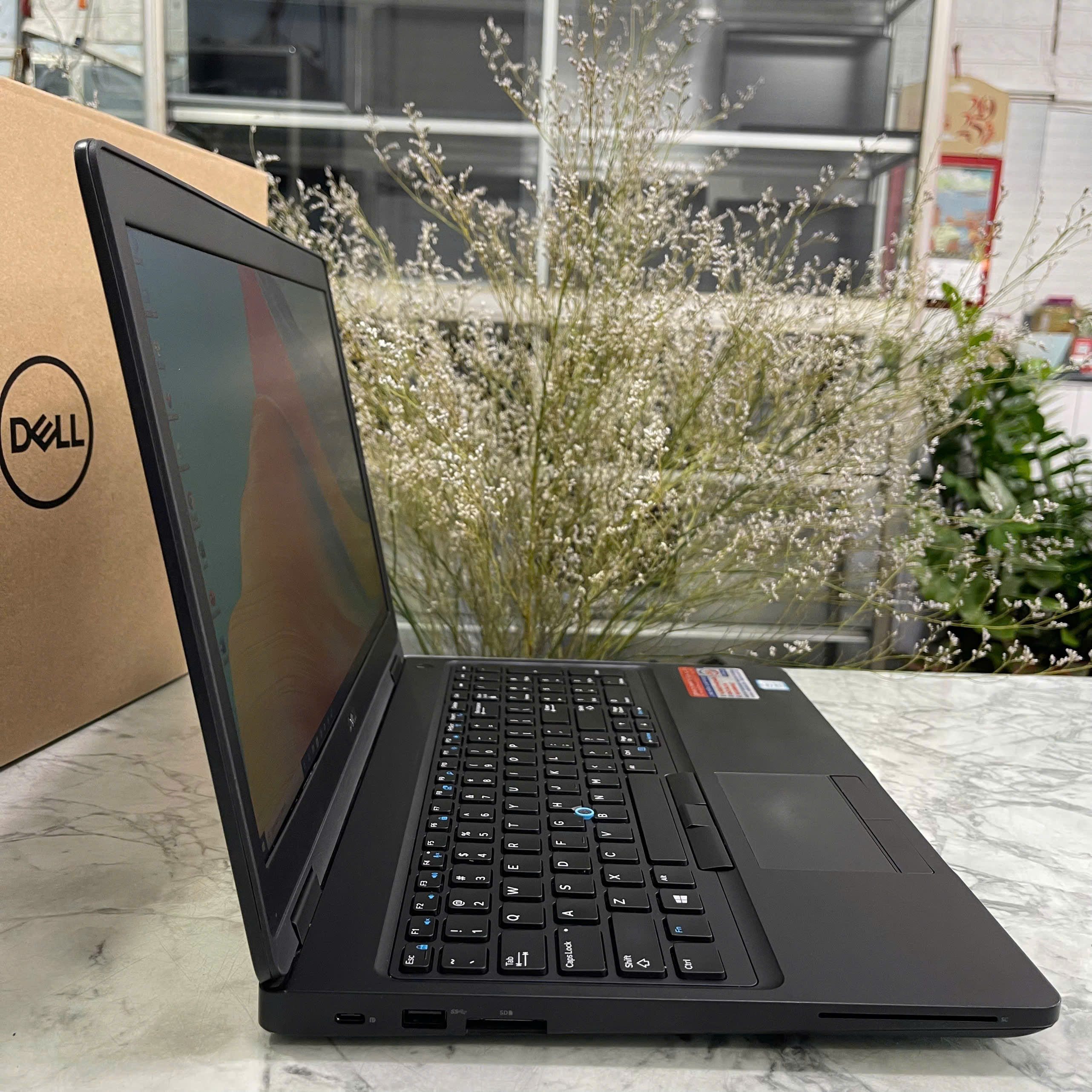 Dell Latitude 5590 Core I7-8650U Ram 8gb Ssd 256gb Card MX130 Màn Hình 15.6″ FULL HD IPS