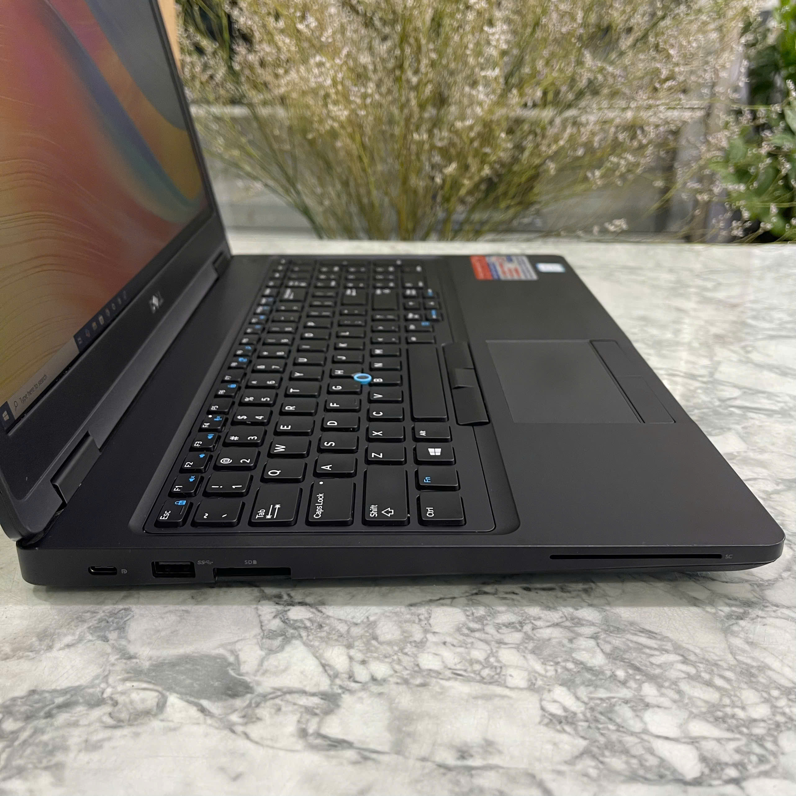 Dell Latitude 5590 Core I7-8650U Ram 8gb Ssd 256gb Card MX130 Màn Hình 15.6″ FULL HD IPS