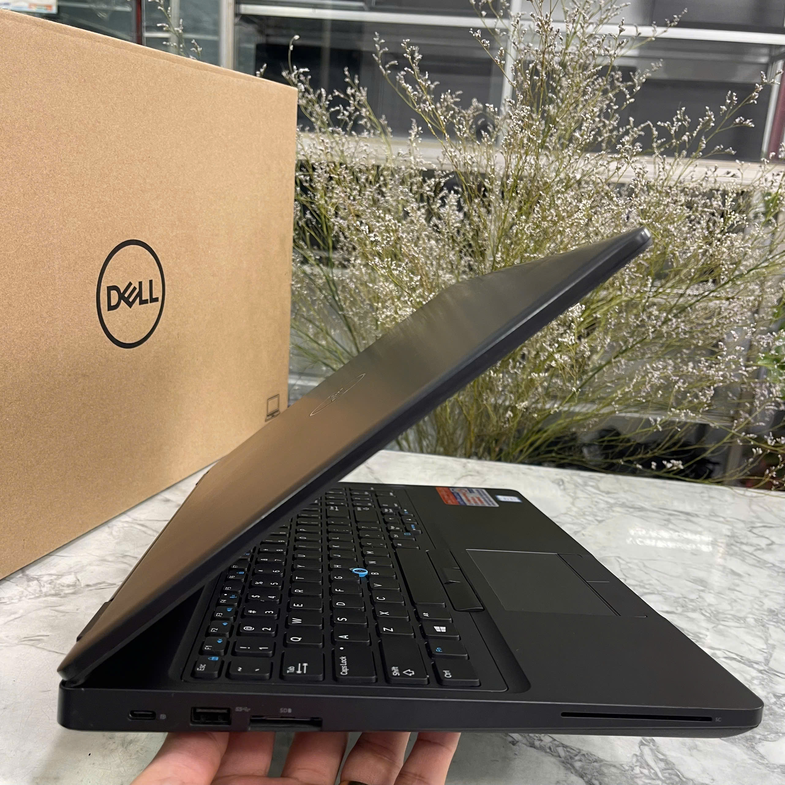 Dell Latitude 5590 Core I7-8650U Ram 8gb Ssd 256gb Card MX130 Màn Hình 15.6″ FULL HD IPS