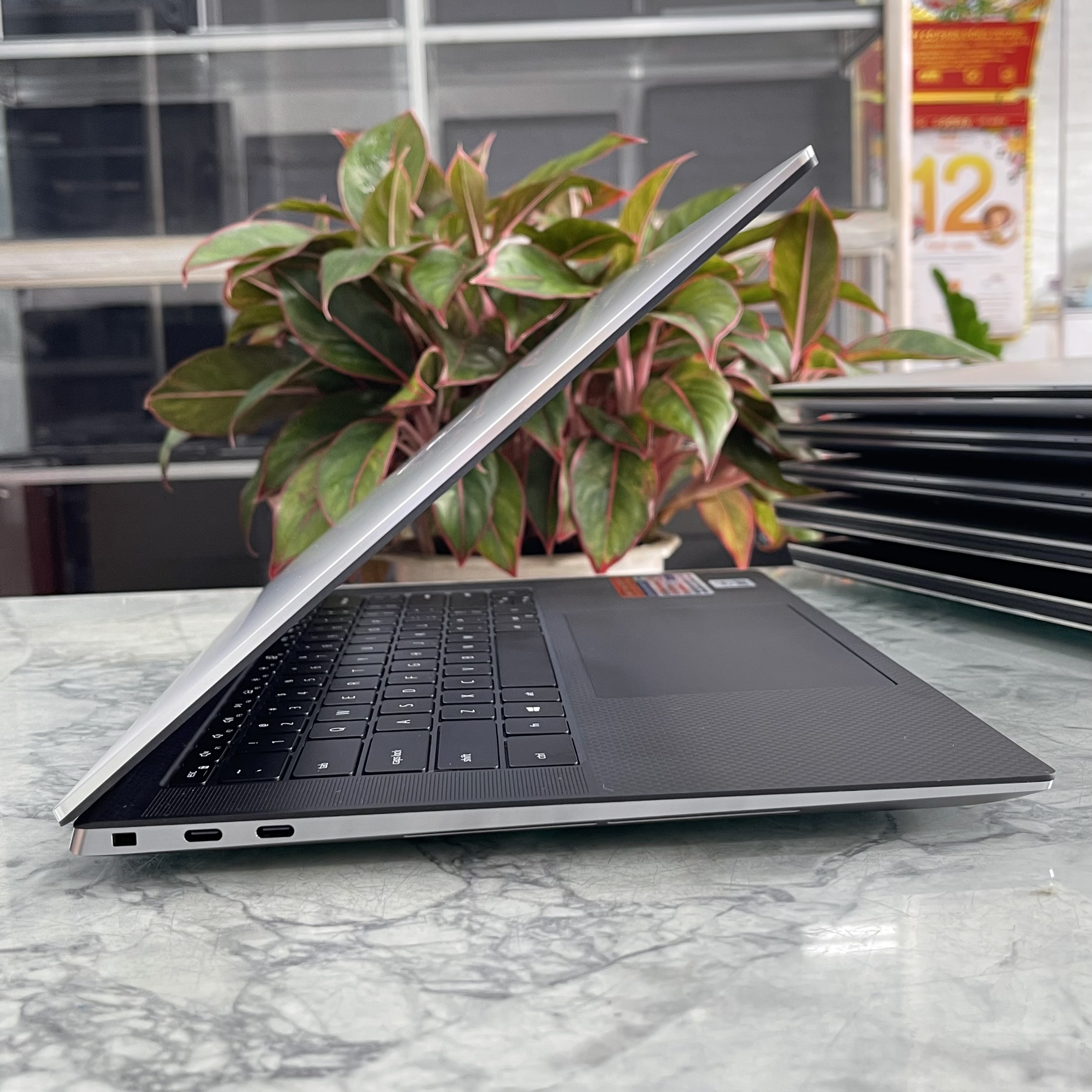 Dell Precision 5550 CORE™ I7-10875H RAM 16GB SSD 512GB Quadro T1000 (4GB) MÀN HÌNH : 15.6''Inch Fhd + IPS