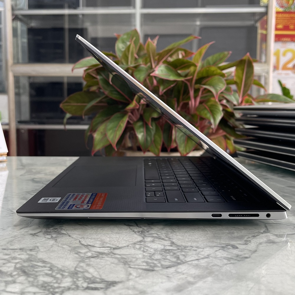 Dell Precision 5550 CORE™ I7-10875H RAM 16GB SSD 512GB Quadro T1000 (4GB) MÀN HÌNH : 15.6''Inch Fhd + IPS