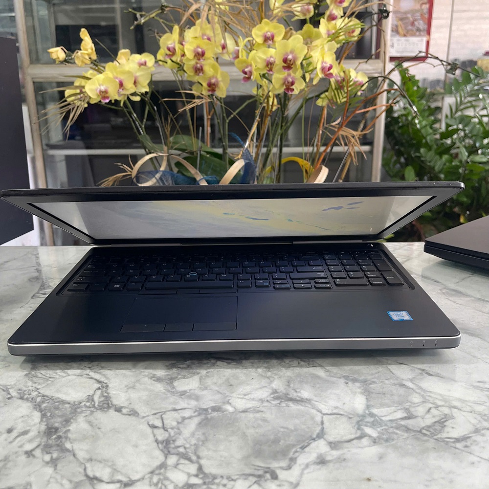 Dell Precision 7520 Xeon E3-1505M RAM 16GB SSD 512GB Quadro M1200 4Gb DDR5 MÀN HÌNH : 15,6 Inch Full HD IPS