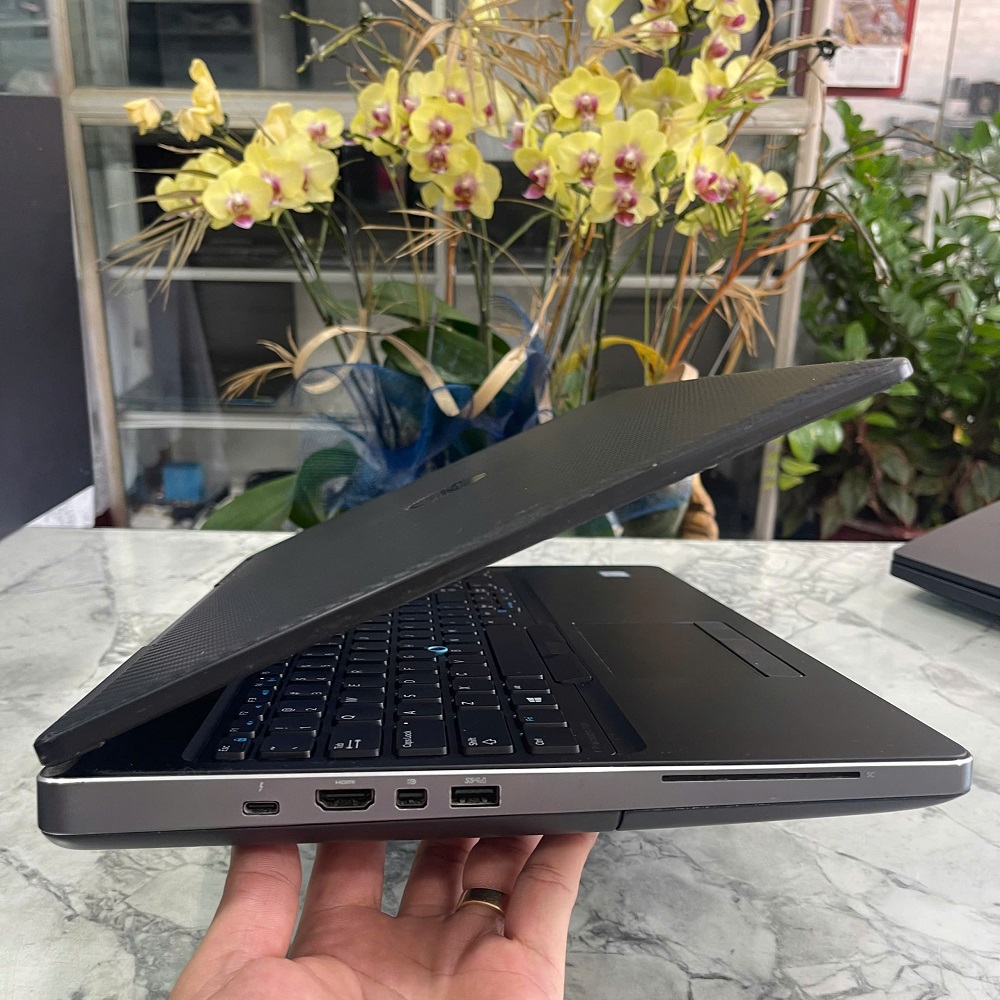 Dell Precision 7520 Xeon E3-1505M RAM 16GB SSD 512GB Quadro M1200 4Gb DDR5 MÀN HÌNH : 15,6 Inch Full HD IPS