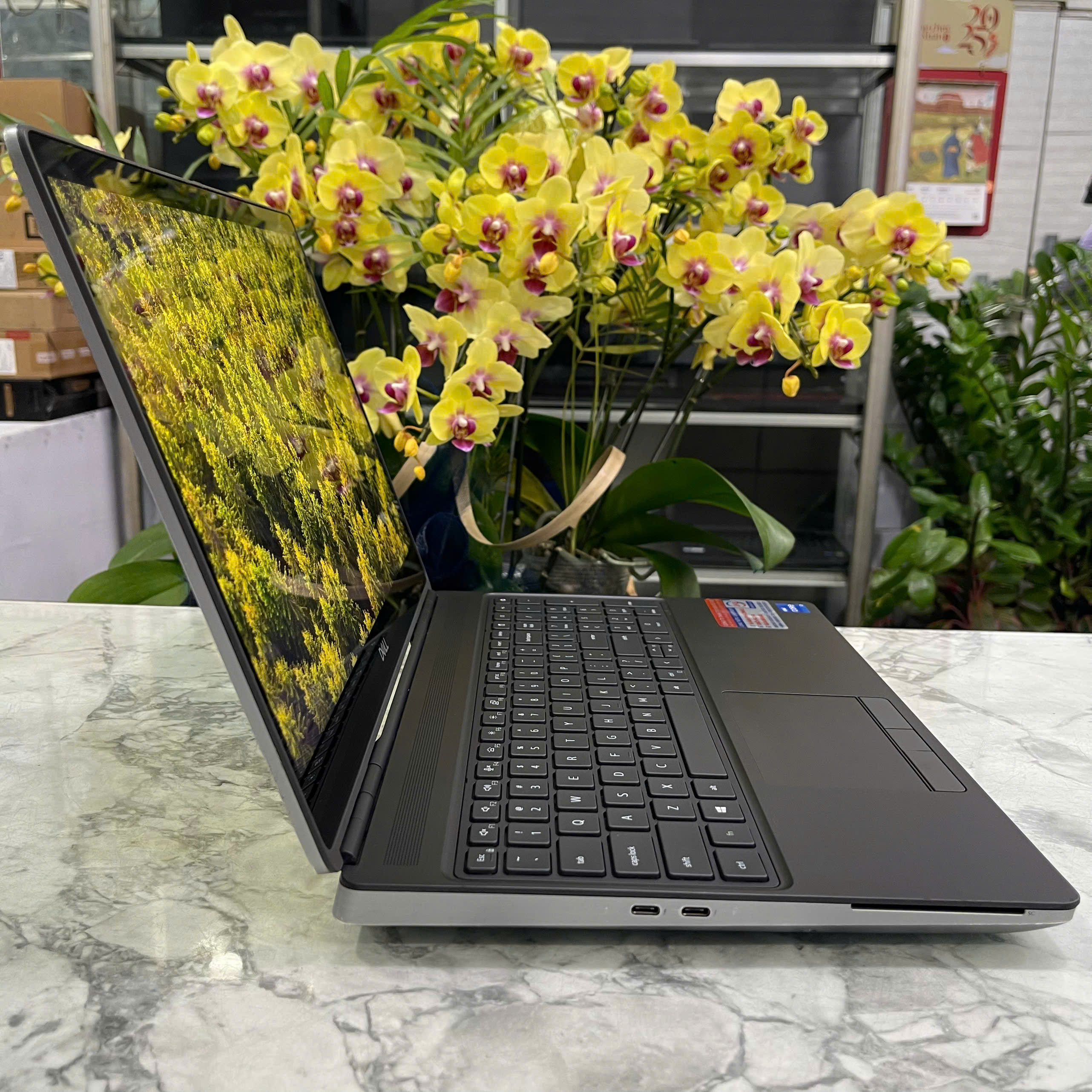 Dell Precision 7560 MÁY TRẠM GIÁ TỐT CORE I7-11850H RAM 32GB SSD 1.000GB RTX A2000 MÀN HÌNH : 15.6 Inch IPS Touch