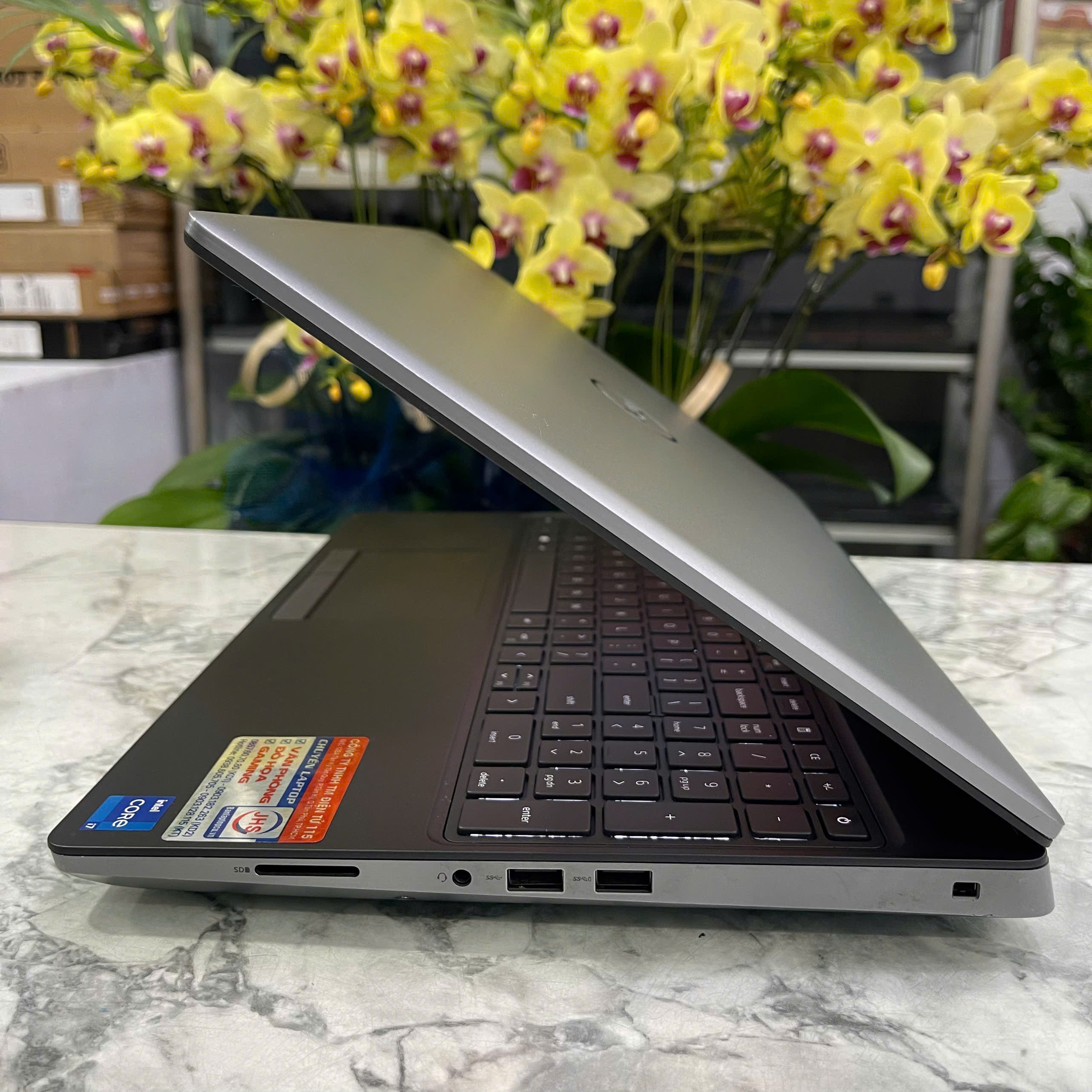 Dell Precision 7560 MÁY TRẠM GIÁ TỐT CORE I7-11850H RAM 32GB SSD 1.000GB RTX A2000 MÀN HÌNH : 15.6 Inch IPS Touch