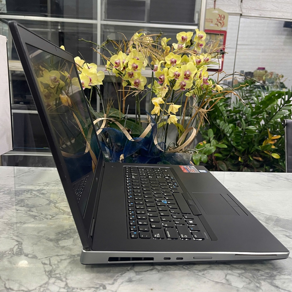 Dell Precision 7730 CORE I7-8850H RAM 32GB SSD 512GB Quadro P5200 MÀN HÌNH : 17.3''FHD IPS