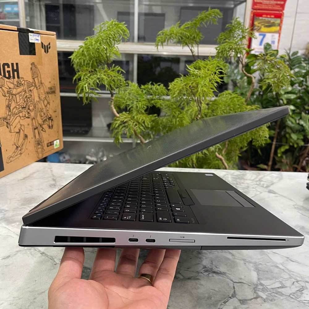 Dell Precision 7740 CORE I7-9850H RAM 16GB SSD 512Gb Radeon Pro WX3200 MÀN HÌNH : 17.3 Inch FHD IPS