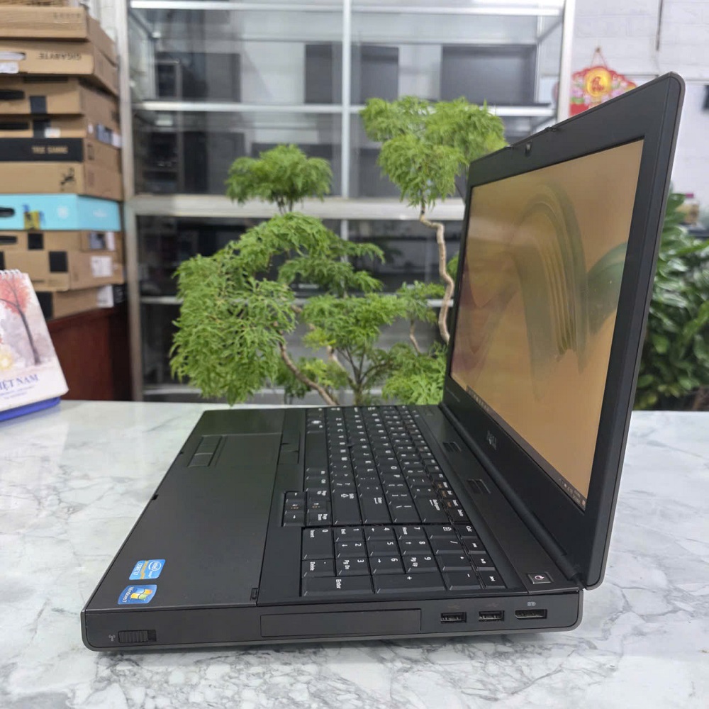 Dell Precision M4600 CORE I7-2860QM RAM 16GB SSD 128GB VÀ 500GB NVIDIA Quadro 2000M MÀN HÌNH : 15.6 INCH FullHD IPS 