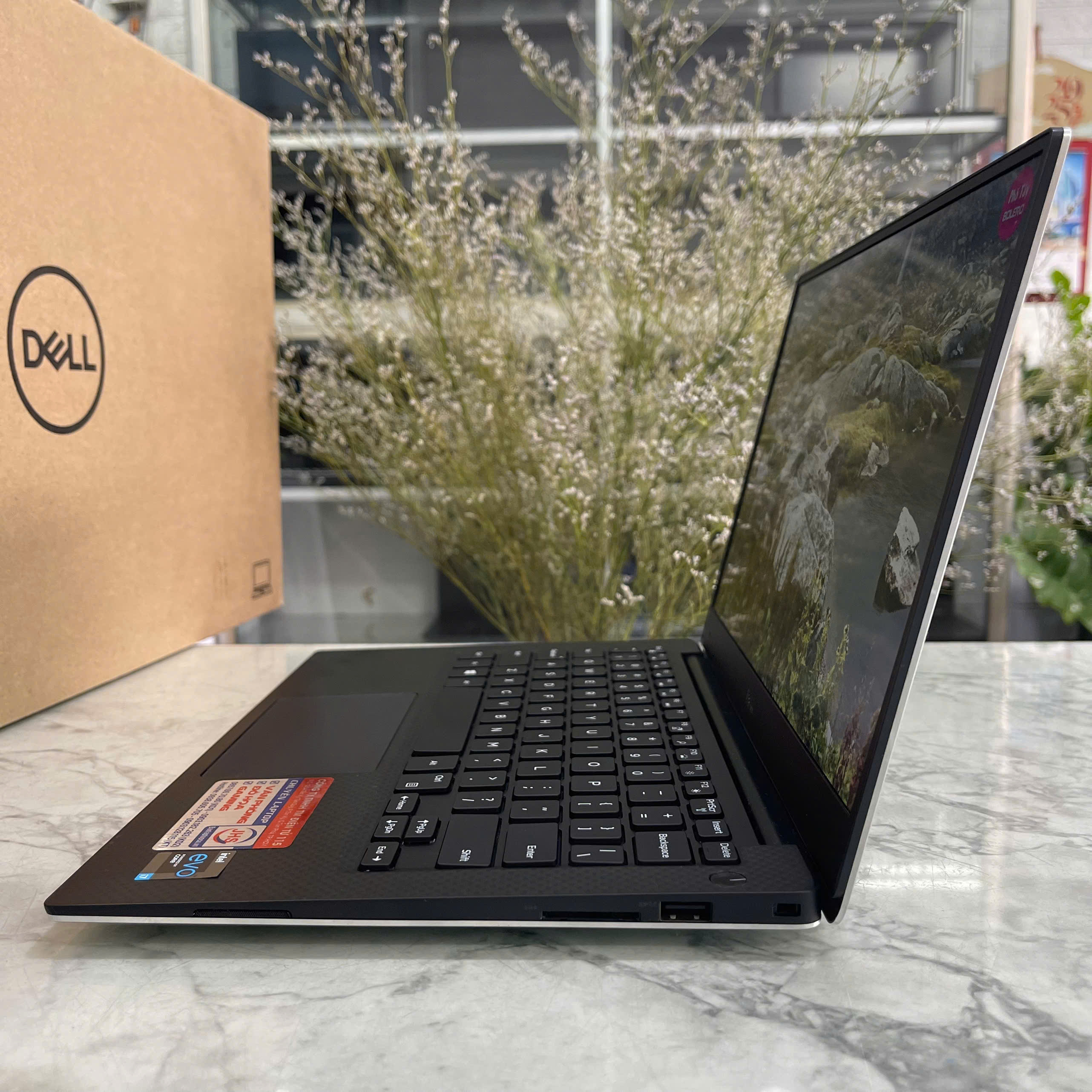 Dell XPS 13 9360 Core I7-8550U Ram 8Gb Ssd 256Gb Màn Hình 13.3 Inch FHD 