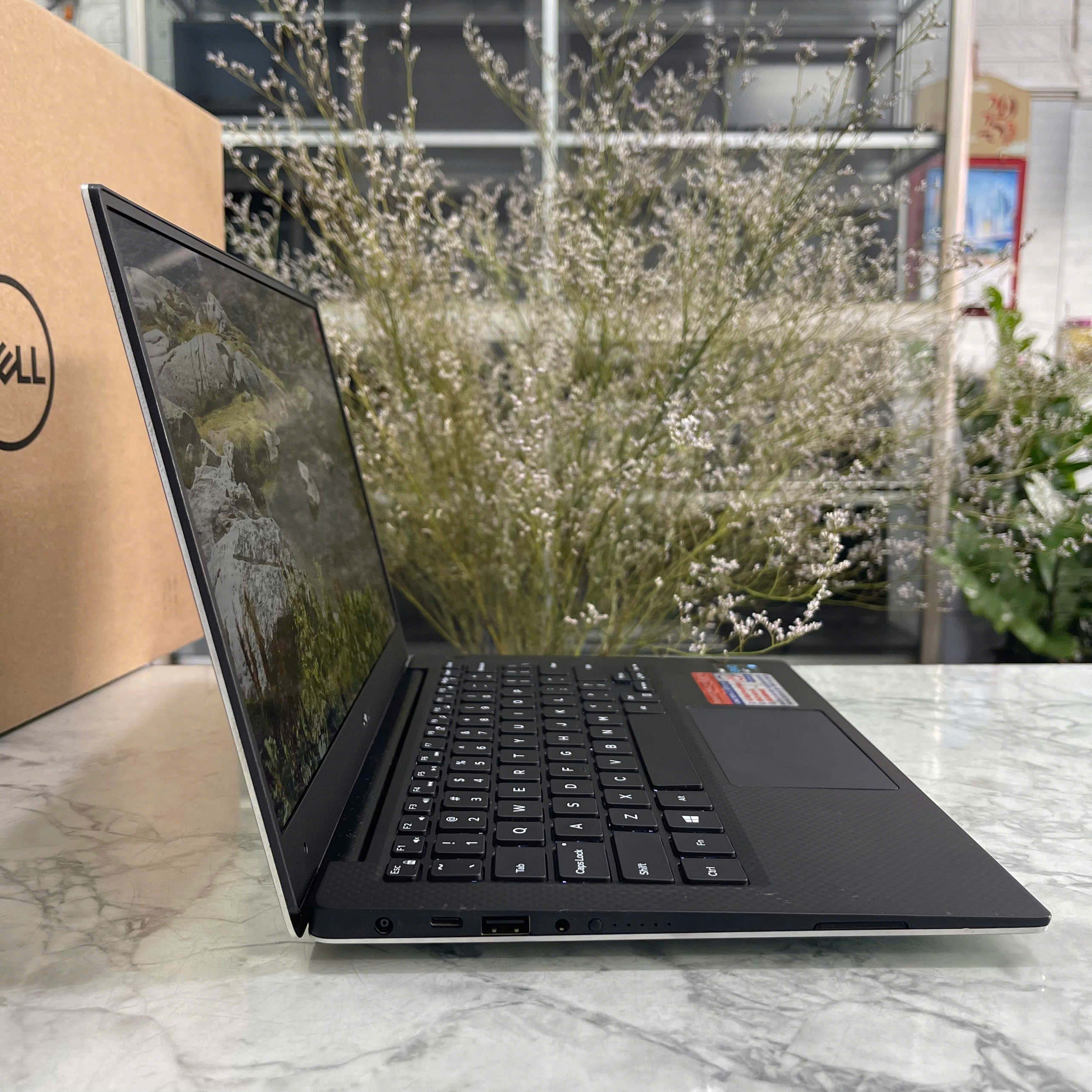 Dell XPS 13 9360 Core I7-8550U Ram 8Gb Ssd 256Gb Màn Hình 13.3 Inch FHD 