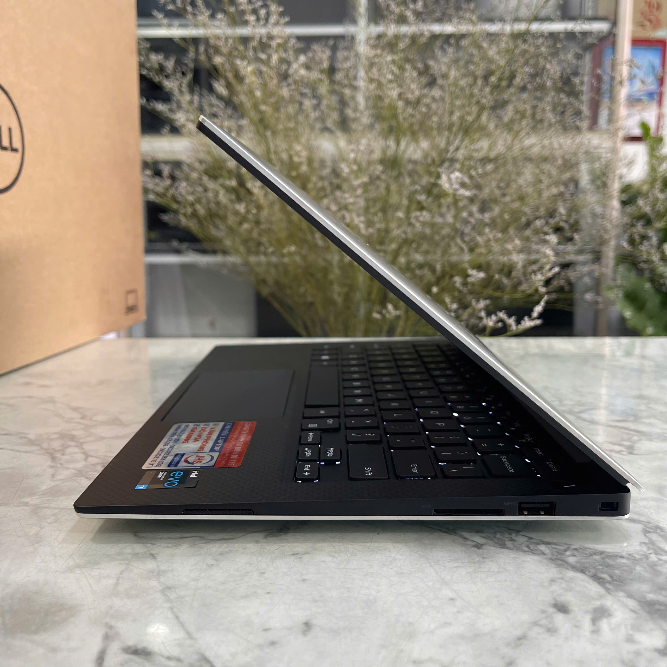 Dell XPS 13 9360 Core I7-8550U Ram 8Gb Ssd 256Gb Màn Hình 13.3 Inch FHD 
