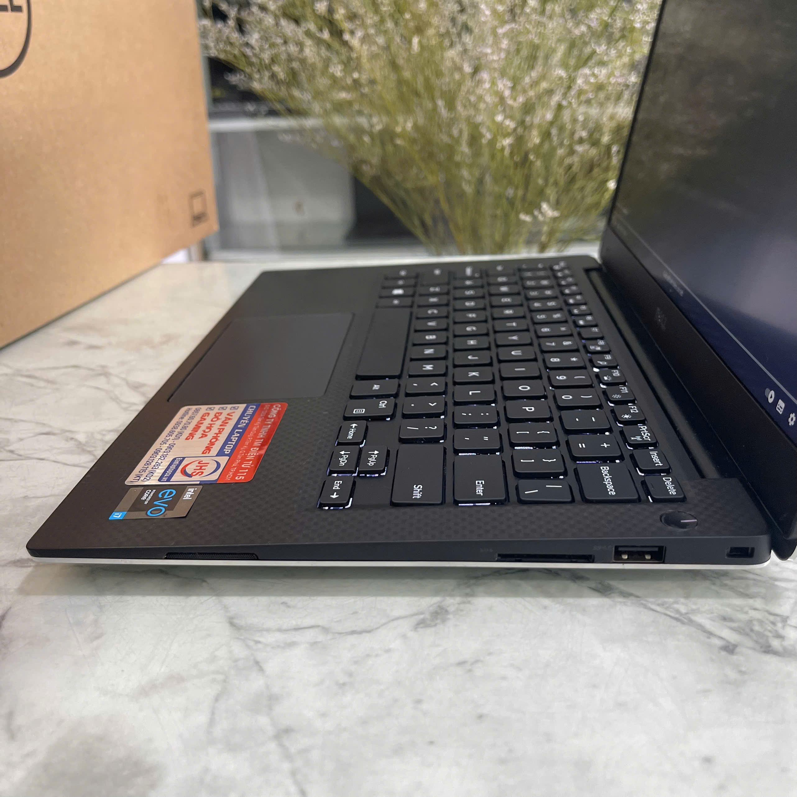 Dell XPS 13 9360 Core I7-8550U Ram 8Gb Ssd 256Gb Màn Hình 13.3 Inch FHD 