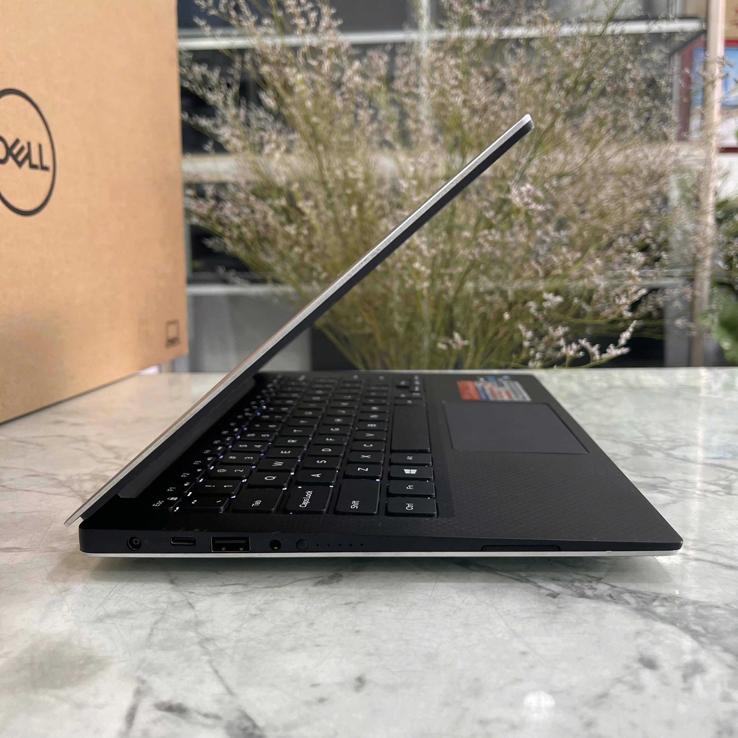 Dell XPS 13 9360 Core I7-8550U Ram 8Gb Ssd 256Gb Màn Hình 13.3 Inch FHD 