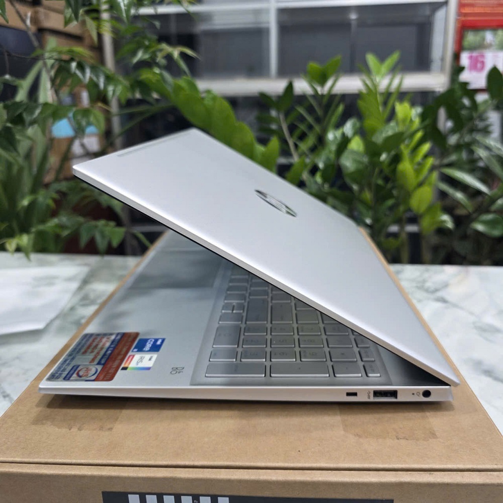 HP Pavilion 15-eg2083TU 7C0W9PA VỎ NHÔM NGUYÊN KHỐI CORE I5-1240P RAM 8GB SSD 512GB MÀN HÌNH : 15.6''IPS