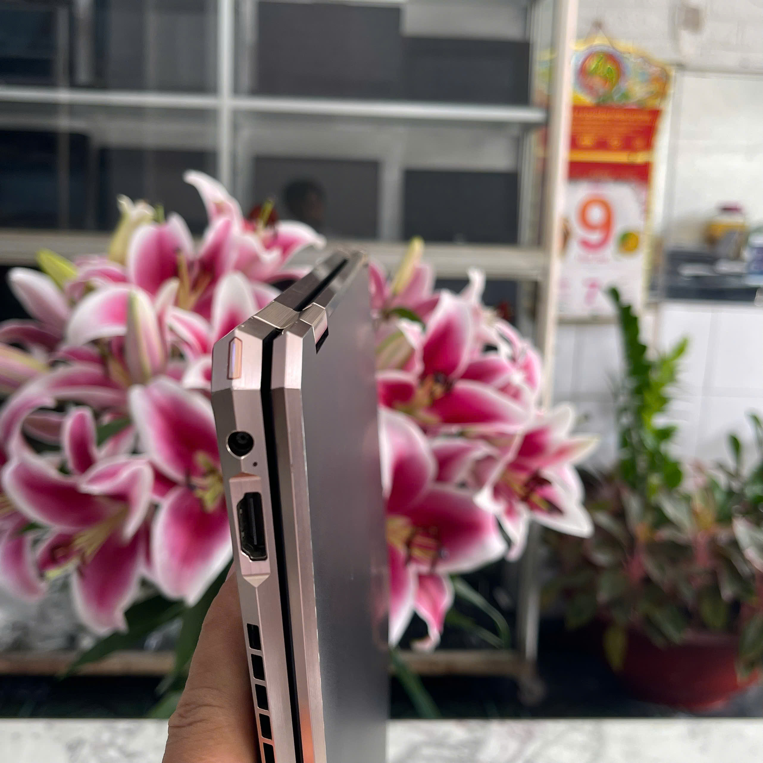 HP Spectre x360 15 (MÁY LIKENEW - GÍA TỐT ) Core I7-10510U Ram 16Gb Ssd 512Gb Nvidia MX330 Màn Hình 15.6″Inch 4K UHD TouchScreen Xoay Gập 360º