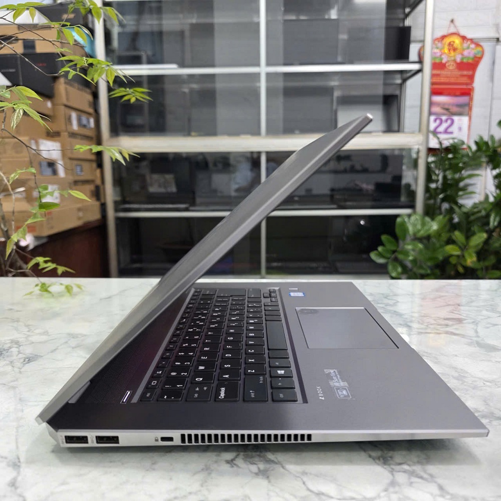 HP ZBook Studio G5 CORE I7-8850H RAM 16GB { MÁY TRẠM ĐỒ HỌA GIÁ RẺ } SSD 256GB Quadro P1000 4GB MÀN HÌNH : 15.6 Inch FHD IPS