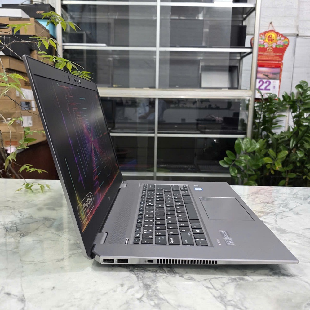 HP ZBook Studio G5 CORE I7-8850H RAM 16GB { MÁY TRẠM ĐỒ HỌA GIÁ RẺ } SSD 256GB Quadro P1000 4GB MÀN HÌNH : 15.6 Inch FHD IPS