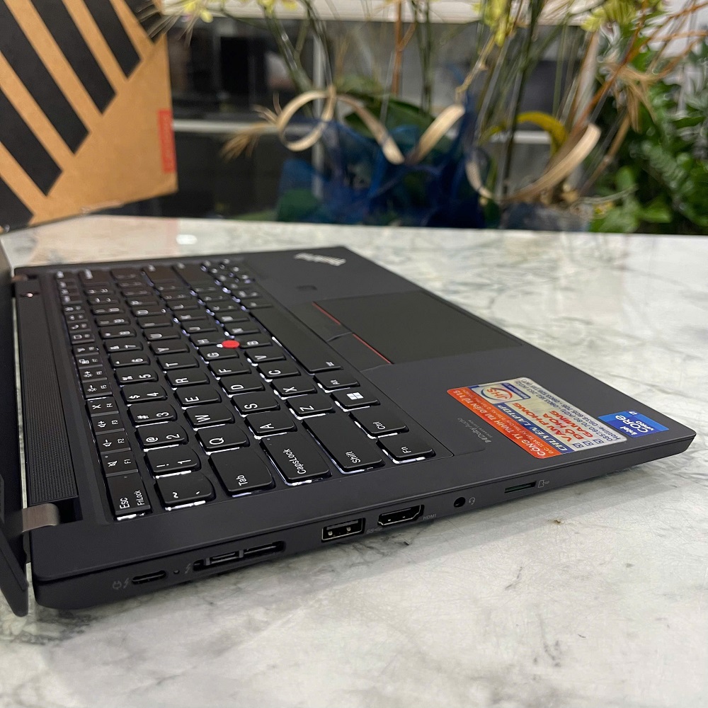 Lenovo Thinkpad P14s Gen 2 CORE I7-1185G7 RAM 16GB SSD 512GB Quadro T500 4GB MÀN HÌNH : 14 Inch FHD IPS Touch 