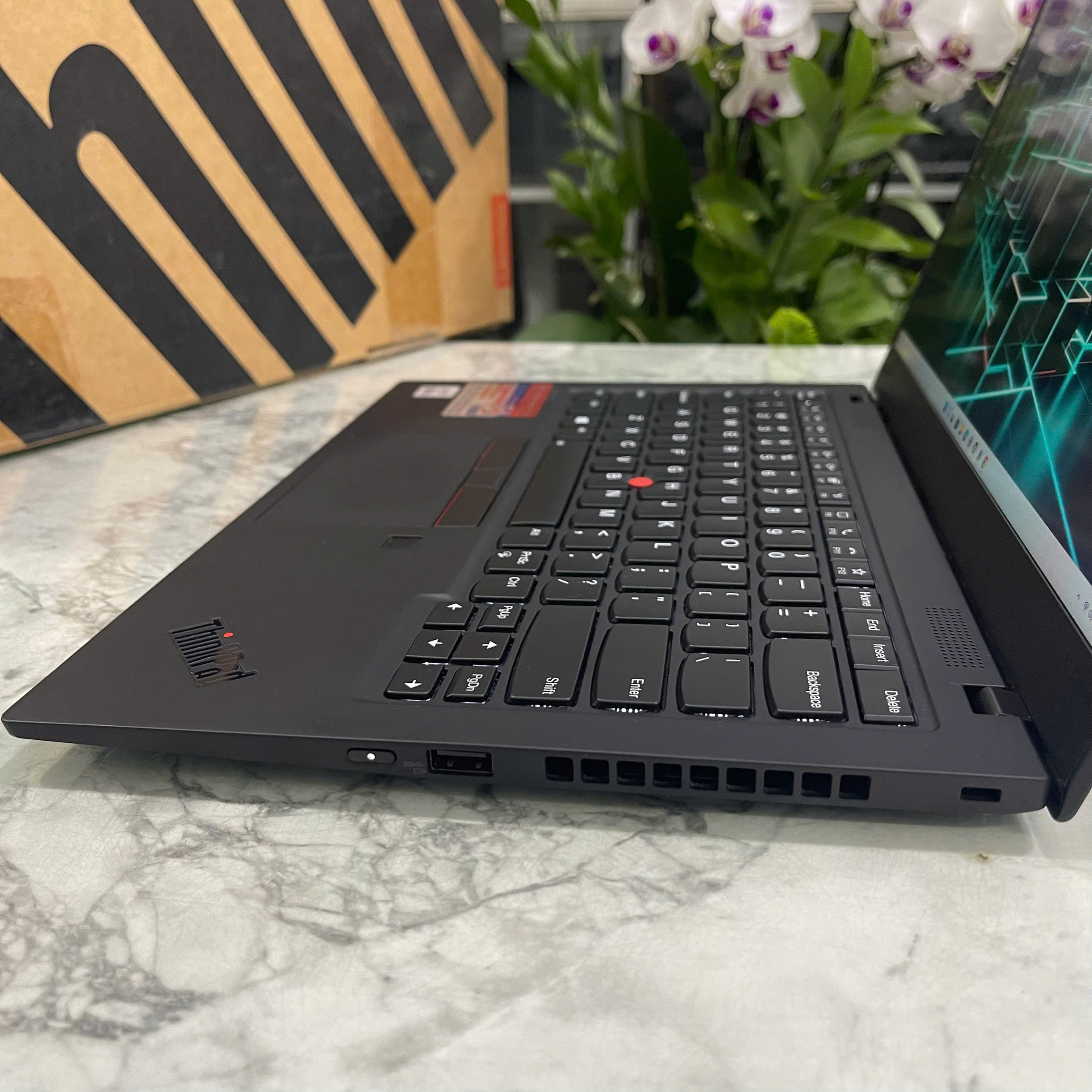 Lenovo Thinkpad X1 Carbon Gen 8 Máy Like New  Core I5-10210U RAM 16GB SSD 256GB MÀN HÌNH : 14 Inch IPS