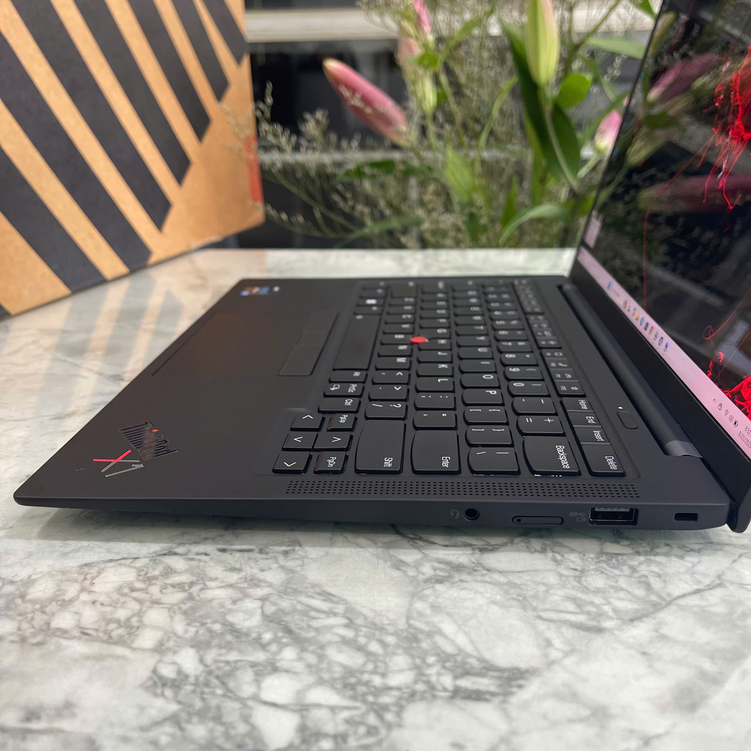 Lenovo ThinkPad X1 Carbon Gen 9 Máy Like New  Core I7-1185G7 RAM 32GB SSD 512gb Màn Hình 14..0''Inch 4K 