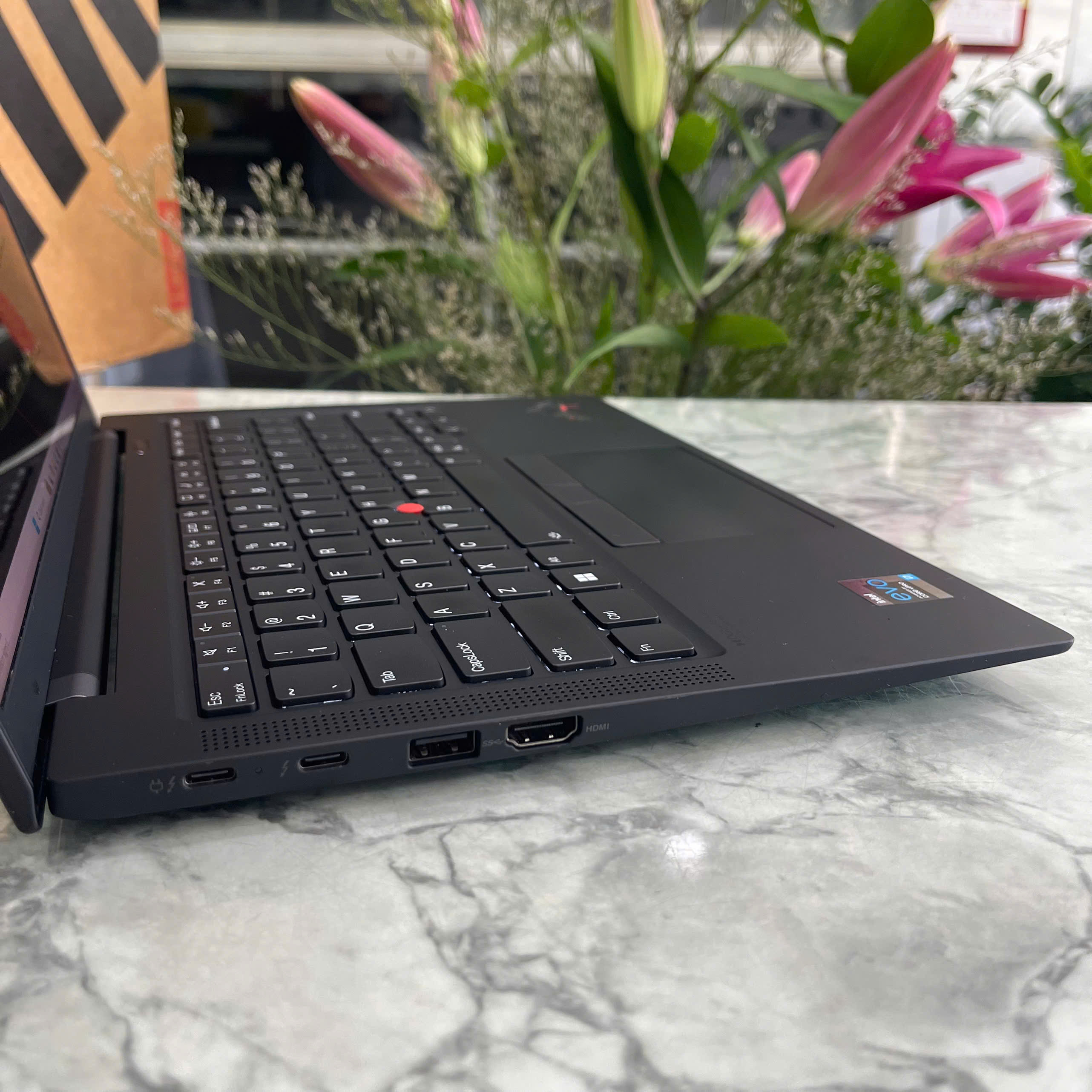 Lenovo ThinkPad X1 Carbon Gen 9 Máy Like New  Core I7-1185G7 RAM 32GB SSD 512gb Màn Hình 14..0''Inch 4K 