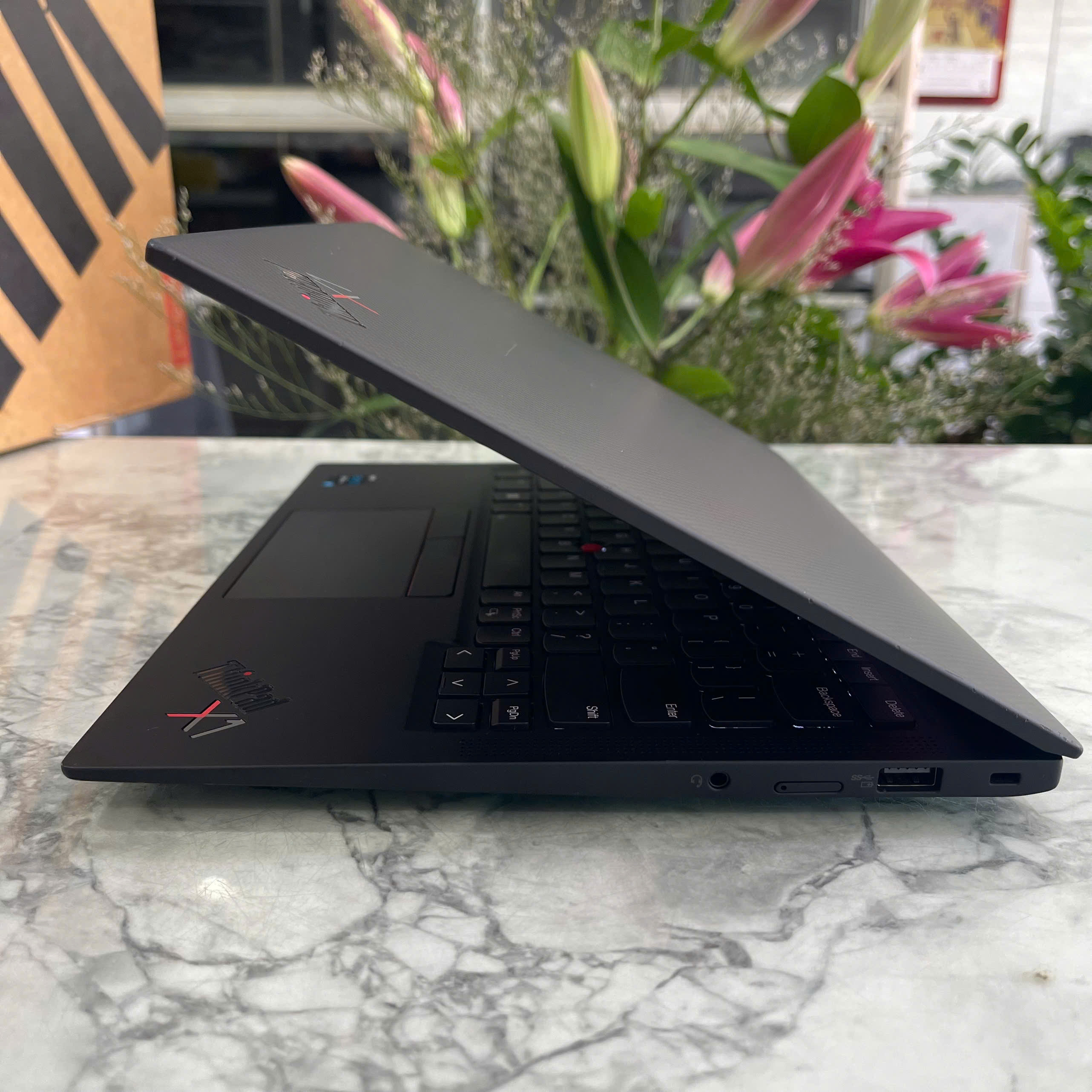 Lenovo ThinkPad X1 Carbon Gen 9 Máy Like New  Core I7-1185G7 RAM 32GB SSD 512gb Màn Hình 14..0''Inch 4K 
