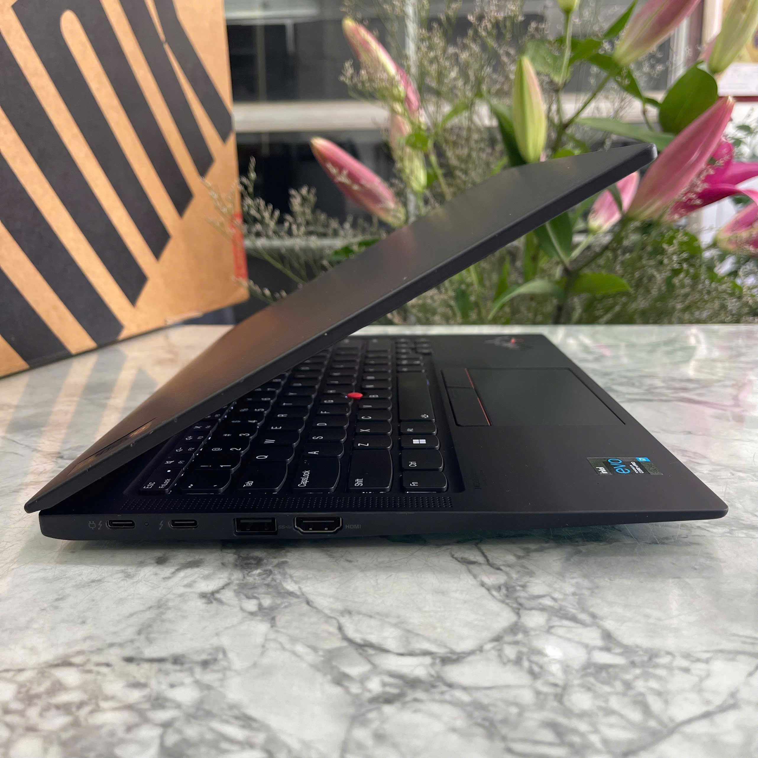 Lenovo ThinkPad X1 Carbon Gen 9 Máy Like New  Core I7-1185G7 RAM 32GB SSD 512gb Màn Hình 14..0''Inch 4K 