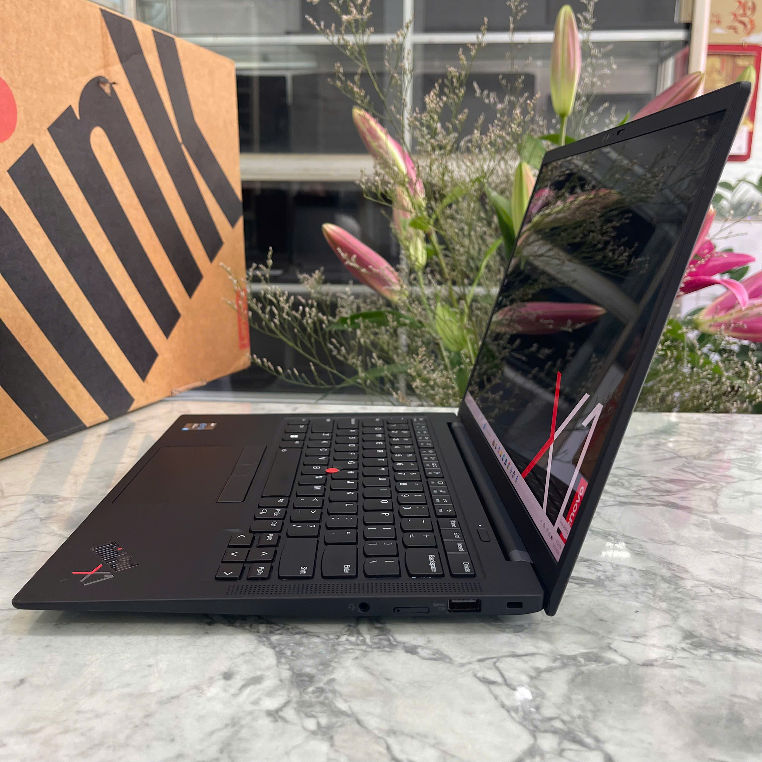 Lenovo ThinkPad X1 Carbon Gen 9 Máy Like New  Core I7-1185G7 RAM 32GB SSD 512gb Màn Hình 14..0''Inch 4K 