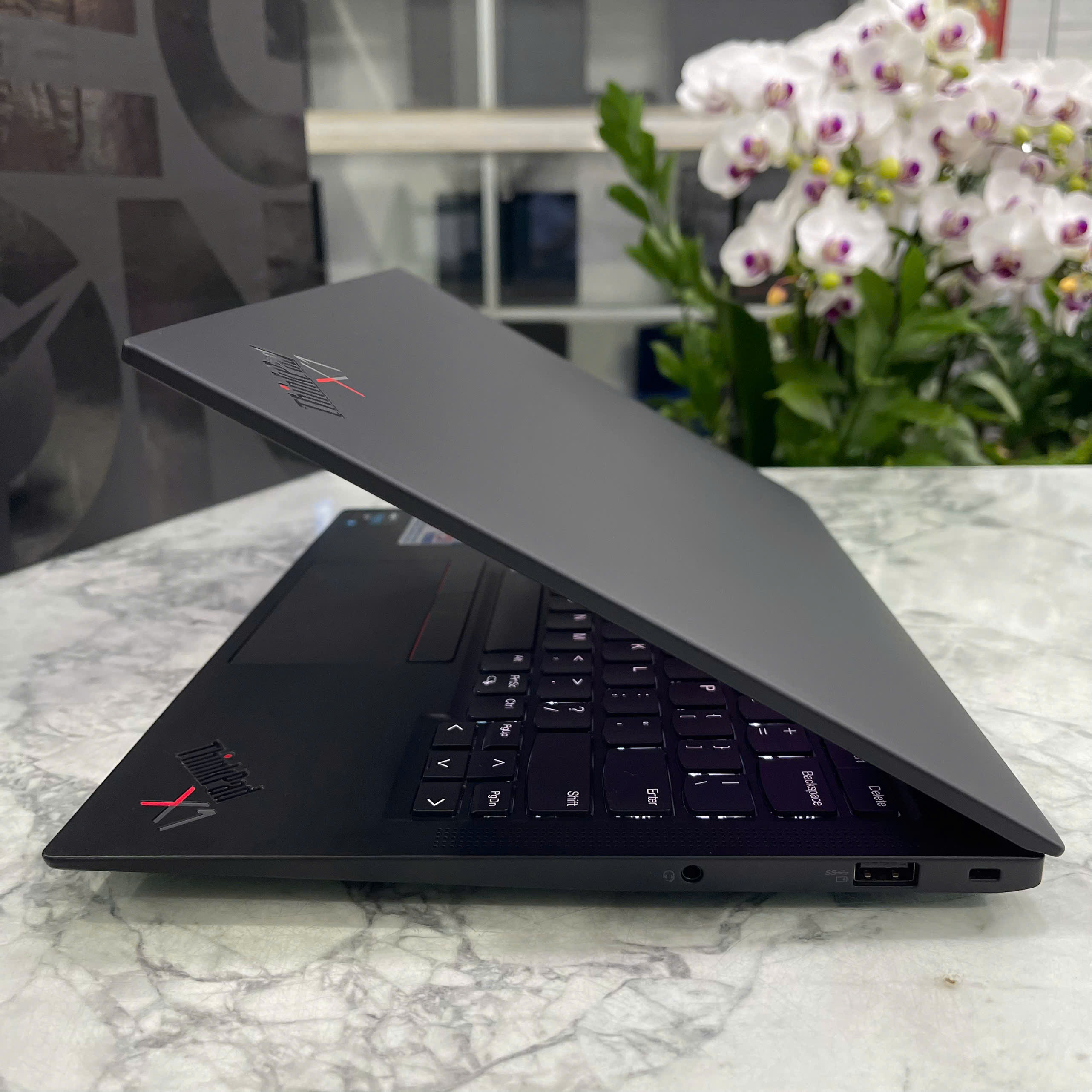 Lenovo ThinkPad X1 Carbon Gen 9 Máy Like New  Core I7-1185G7 RAM 32GB SSD 512GB Màn Hình 14..0''Inch FHD IPS