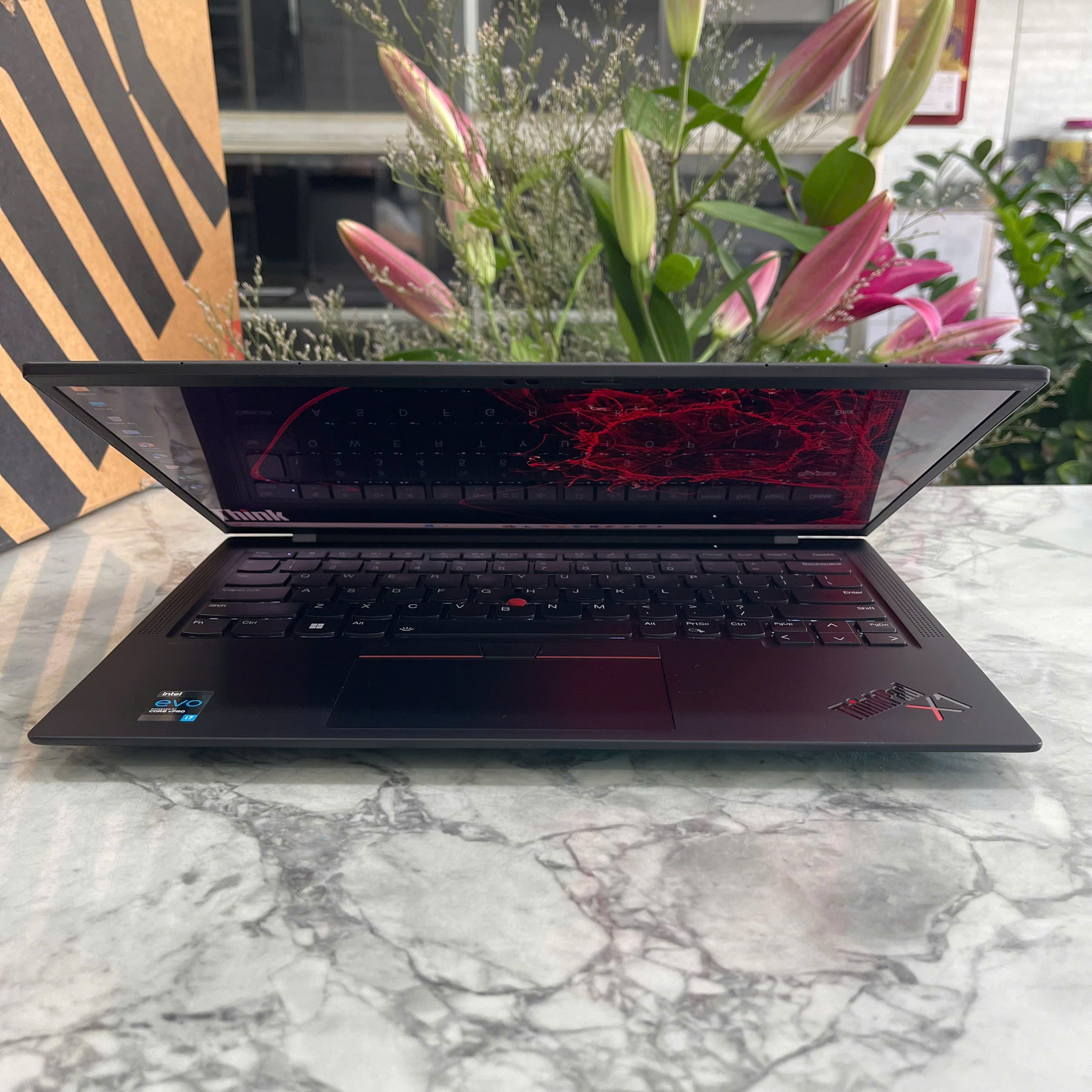 Lenovo ThinkPad X1 Carbon Gen 9 Máy Like New  Core I7-1185G7 RAM 32GB SSD 512gb Màn Hình 14..0''Inch 4K 