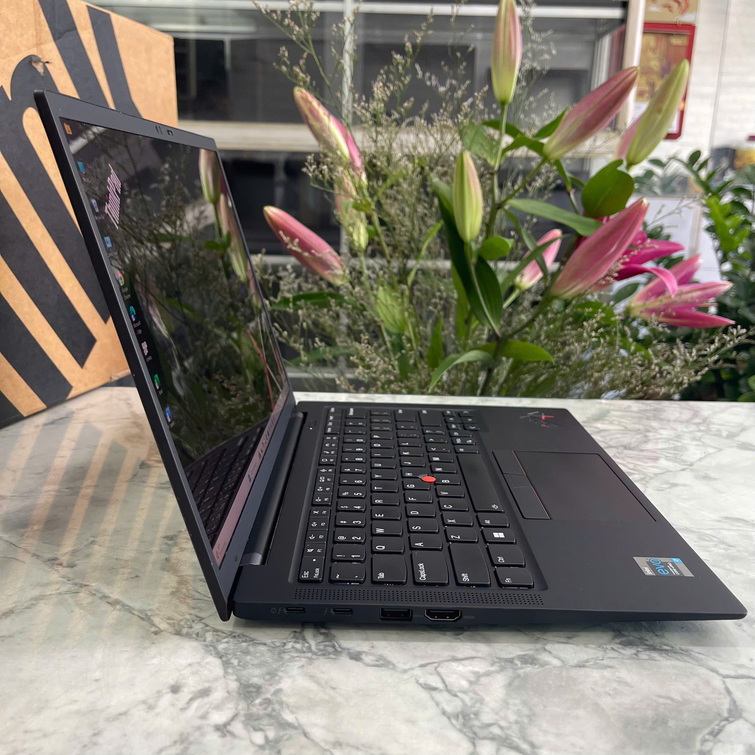 Lenovo ThinkPad X1 Carbon Gen 9 Máy Like New  Core I7-1185G7 RAM 32GB SSD 512gb Màn Hình 14..0''Inch 4K 