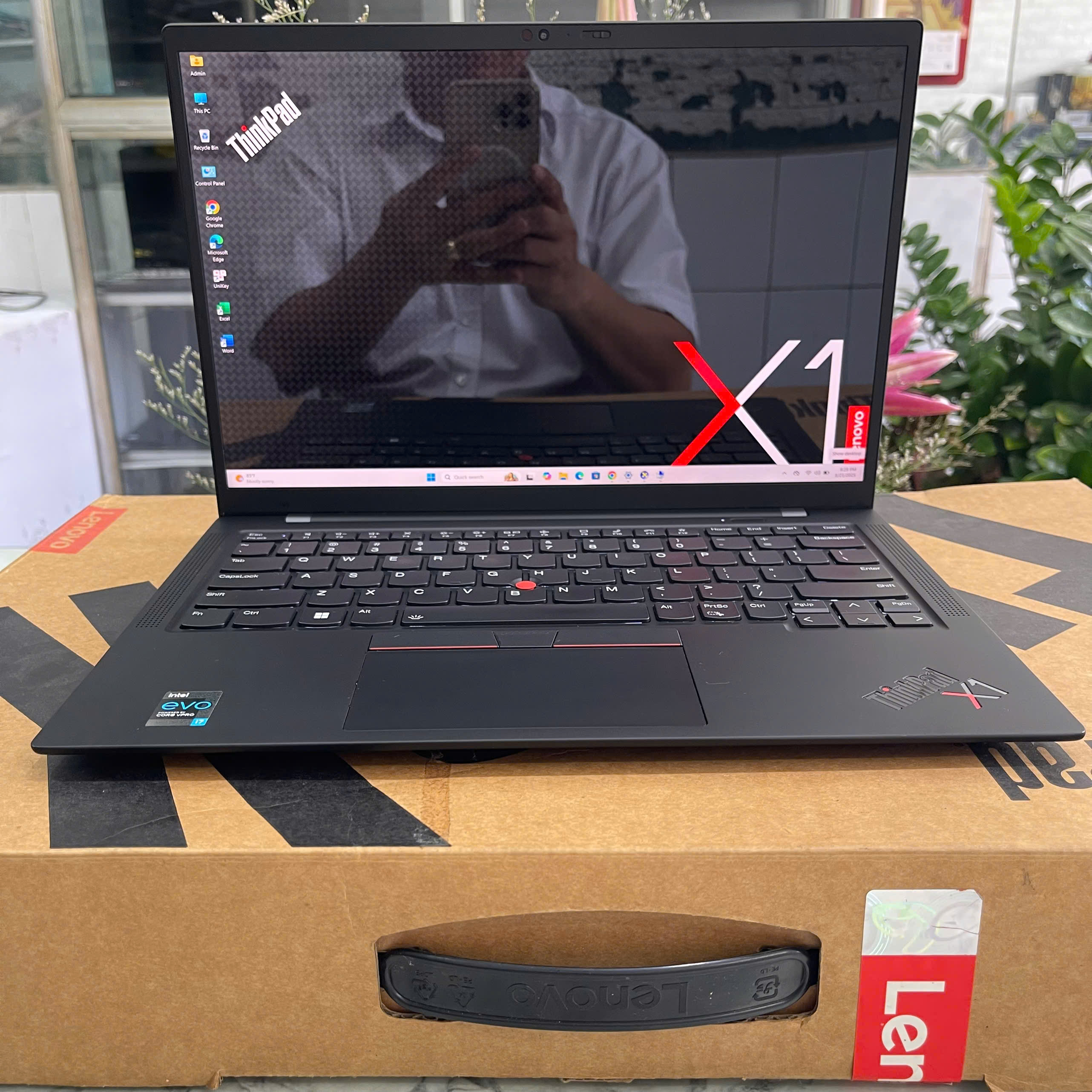 Lenovo ThinkPad X1 Carbon Gen 9 Máy Like New  Core I7-1185G7 RAM 32GB SSD 512gb Màn Hình 14..0''Inch 4K 