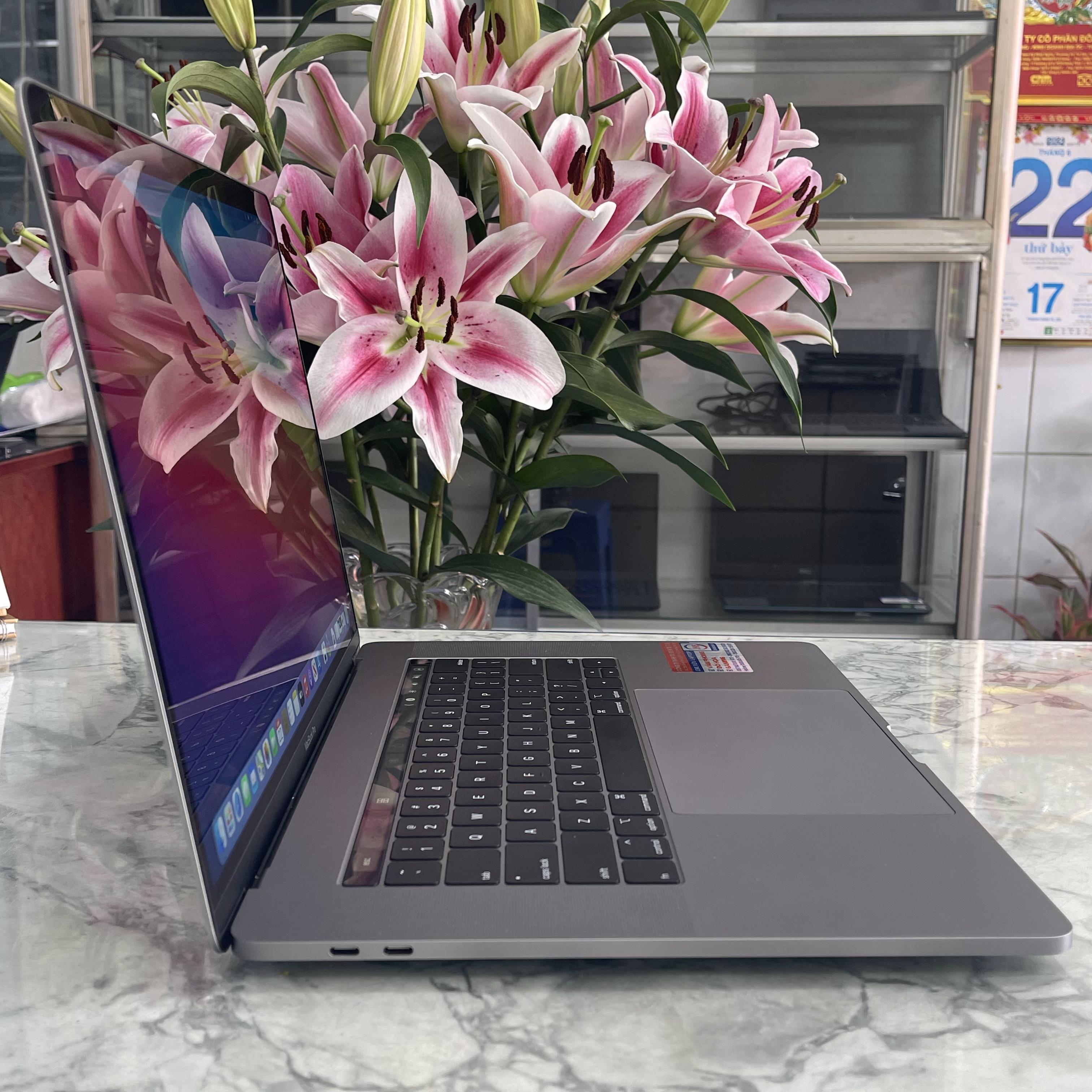 thumbnail image 2 of Refurbished 2019 MacBook Pro 16" – 2.6GHz I7, 32GB RAM, 512GB SSD, AMD 5300M – Space Gray 2 of 6