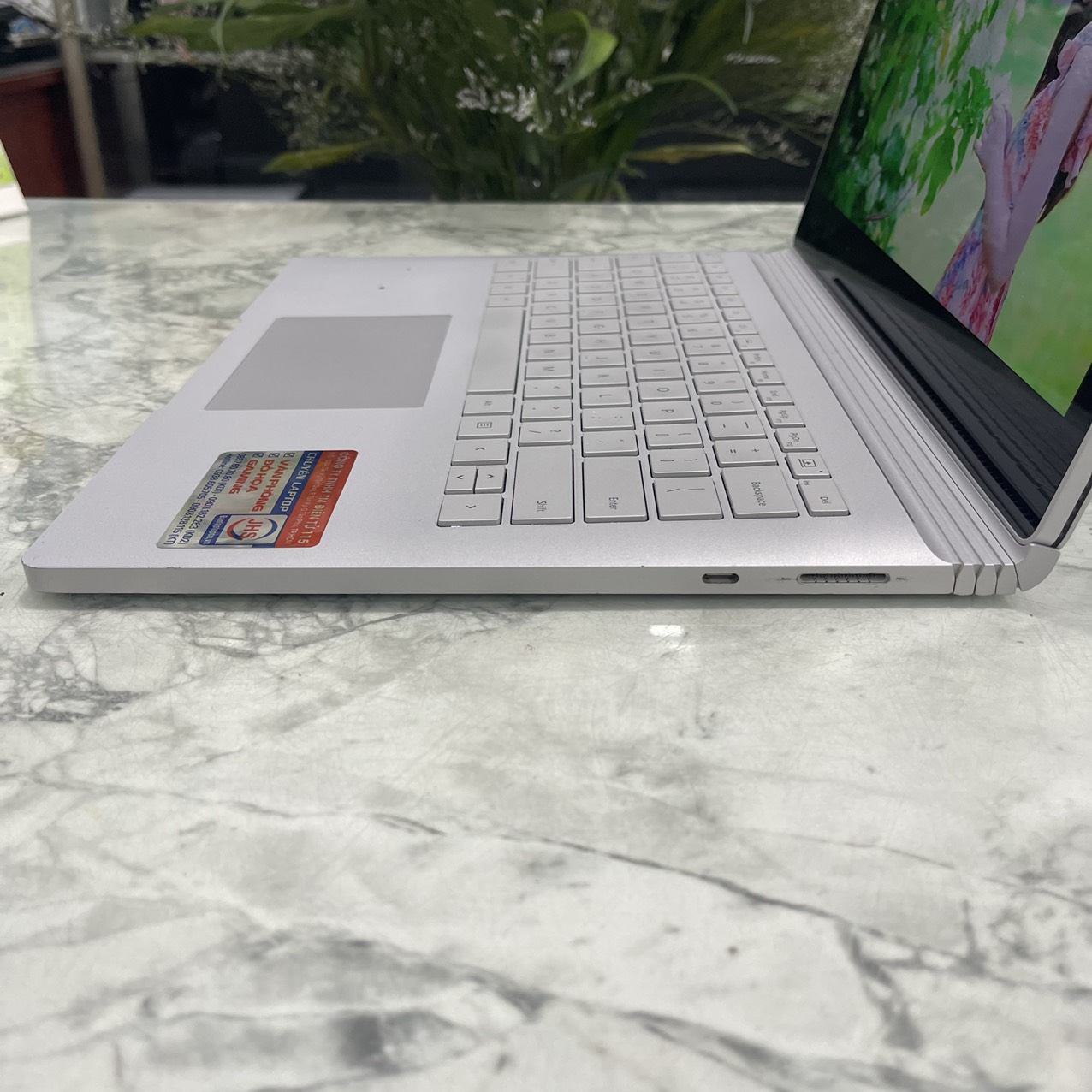 Microsoft Surface Laptop 2 13,5” Ricondizionato – Intel Core I7-8650U – 16GB RAM – 512GB SSD – Nero