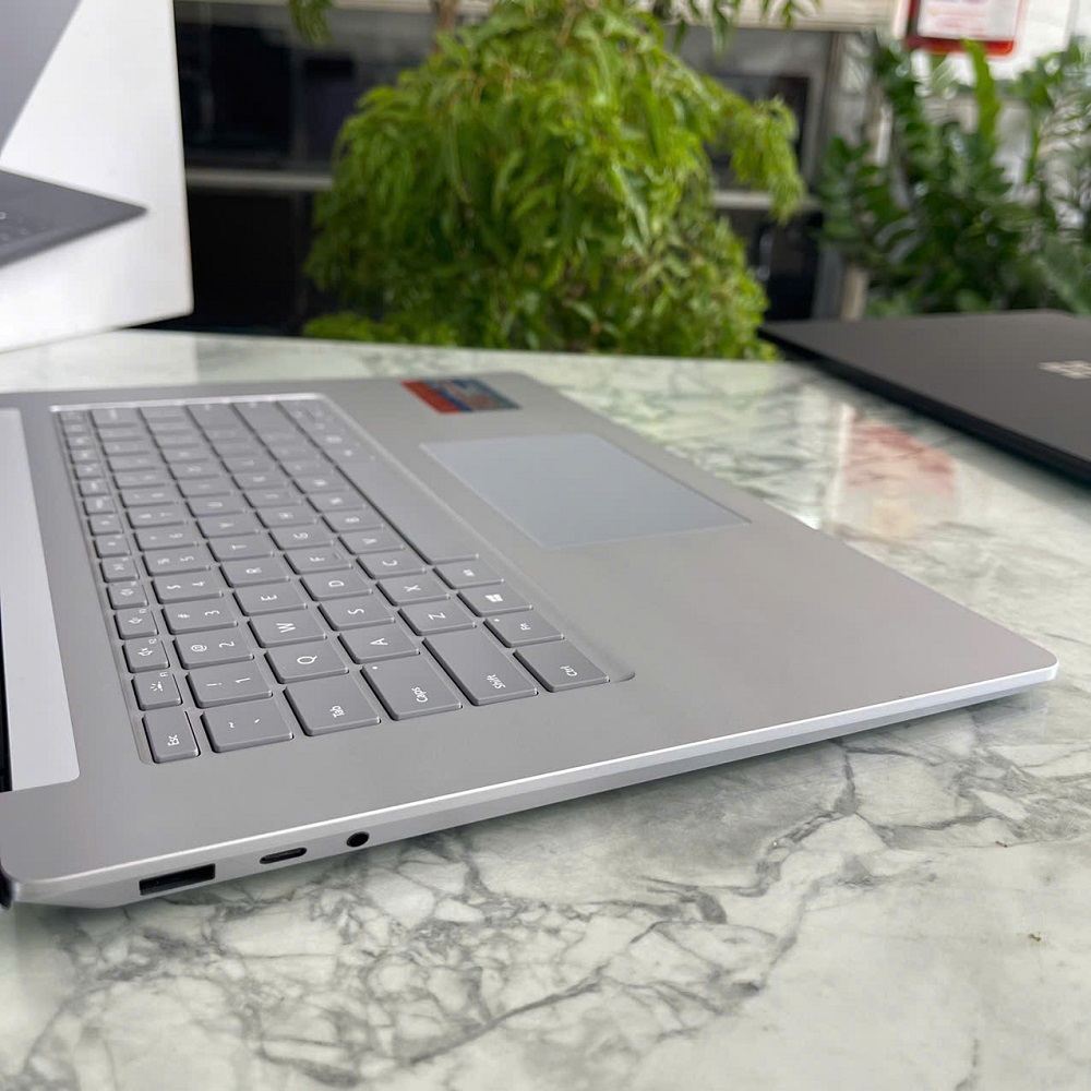 Microsoft Surface Laptop 4 CORE I7-1185G7 RAM 16GB SSD 512GB MÀN HÌNH : 15" Inch 2K Touch Screen