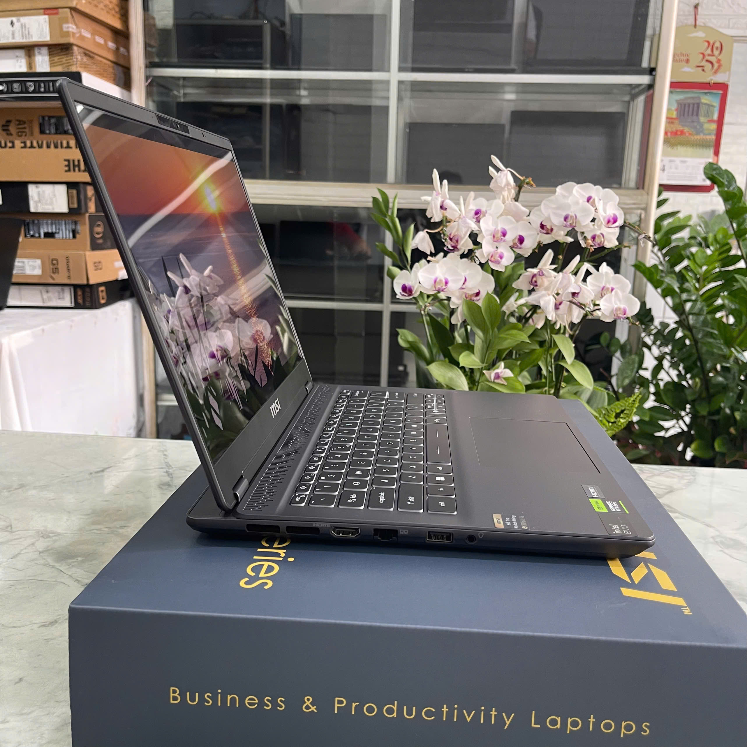 MSI Prestige 14 AI Studio C1VEG-056VN Ultra 7-155H RAM 32GB SSD 1TB RTX4050 6GB MÀN HÌNH : 14.0 INCH 2.8K 