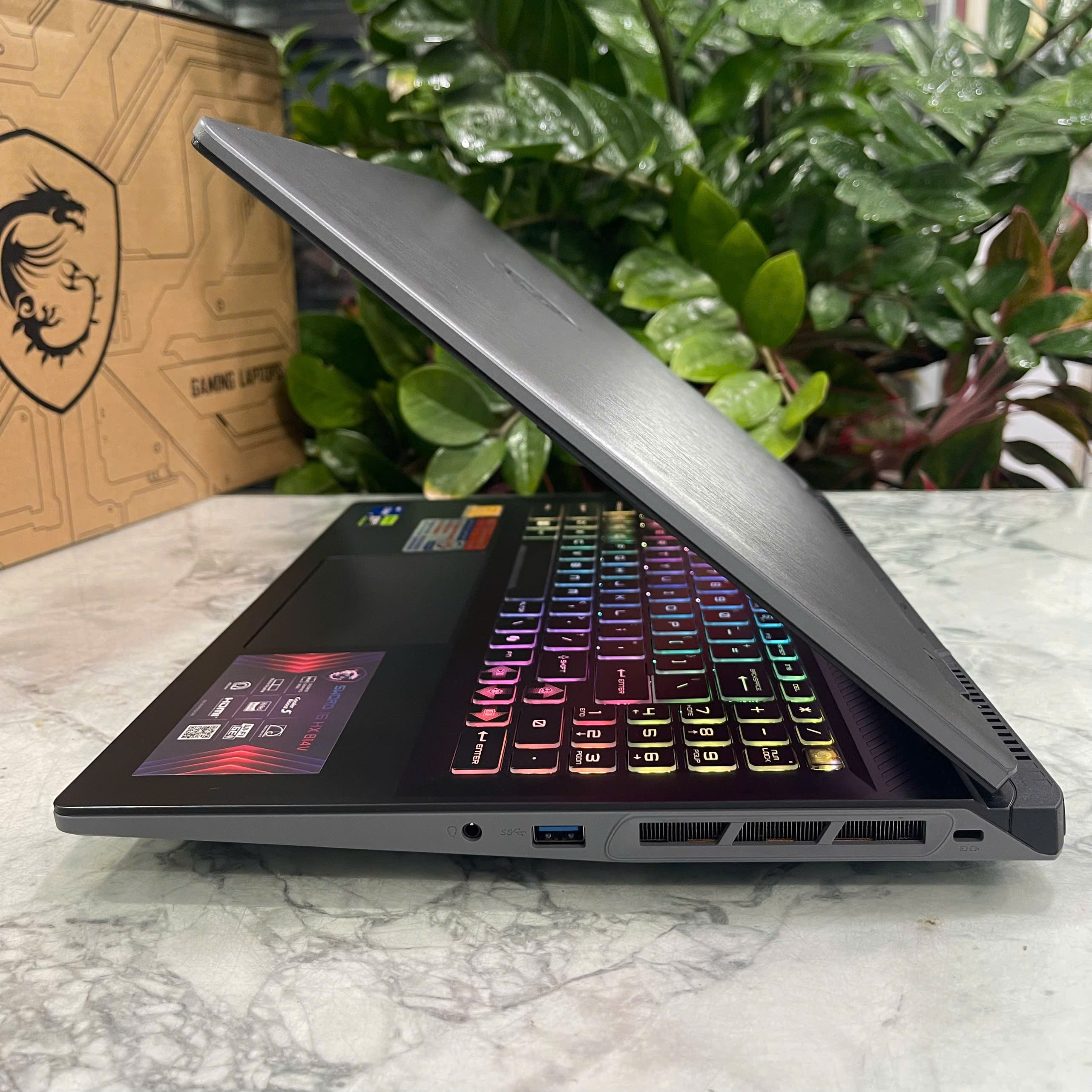  MSI Sword 16 HX B14VGKG (Máy LikeNew-BẢO HÀNH HÃNG) Core I7-14650HX  Ram 16GB Ssd 1TB Card RTX 4070 Màn Hình : 16 inch QHD+ 240Hz .PHIÊN BẢN GIỚI HẠN KỈ NIỆM 20 NĂM MSI 