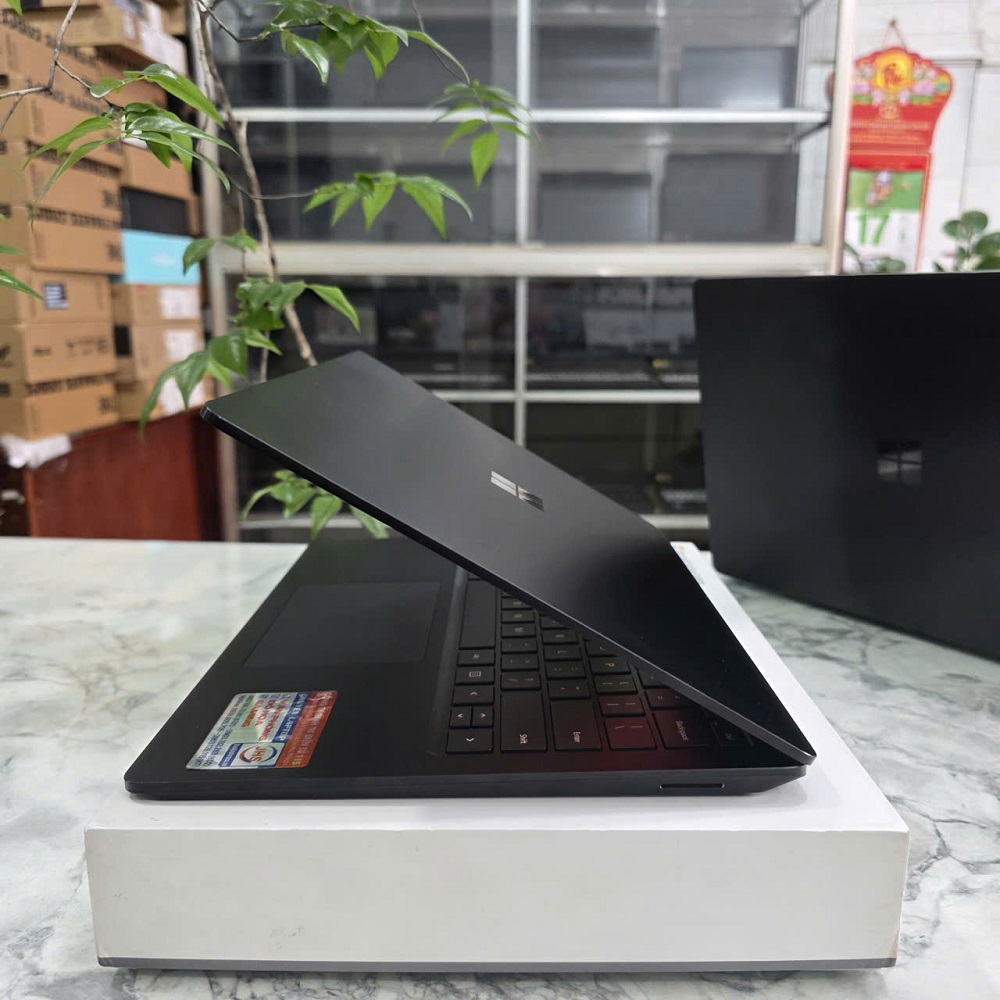 Surface Laptop 4 Black 13.5 Inch RYZEN 7 RAM 16 GB SSD 512GB 