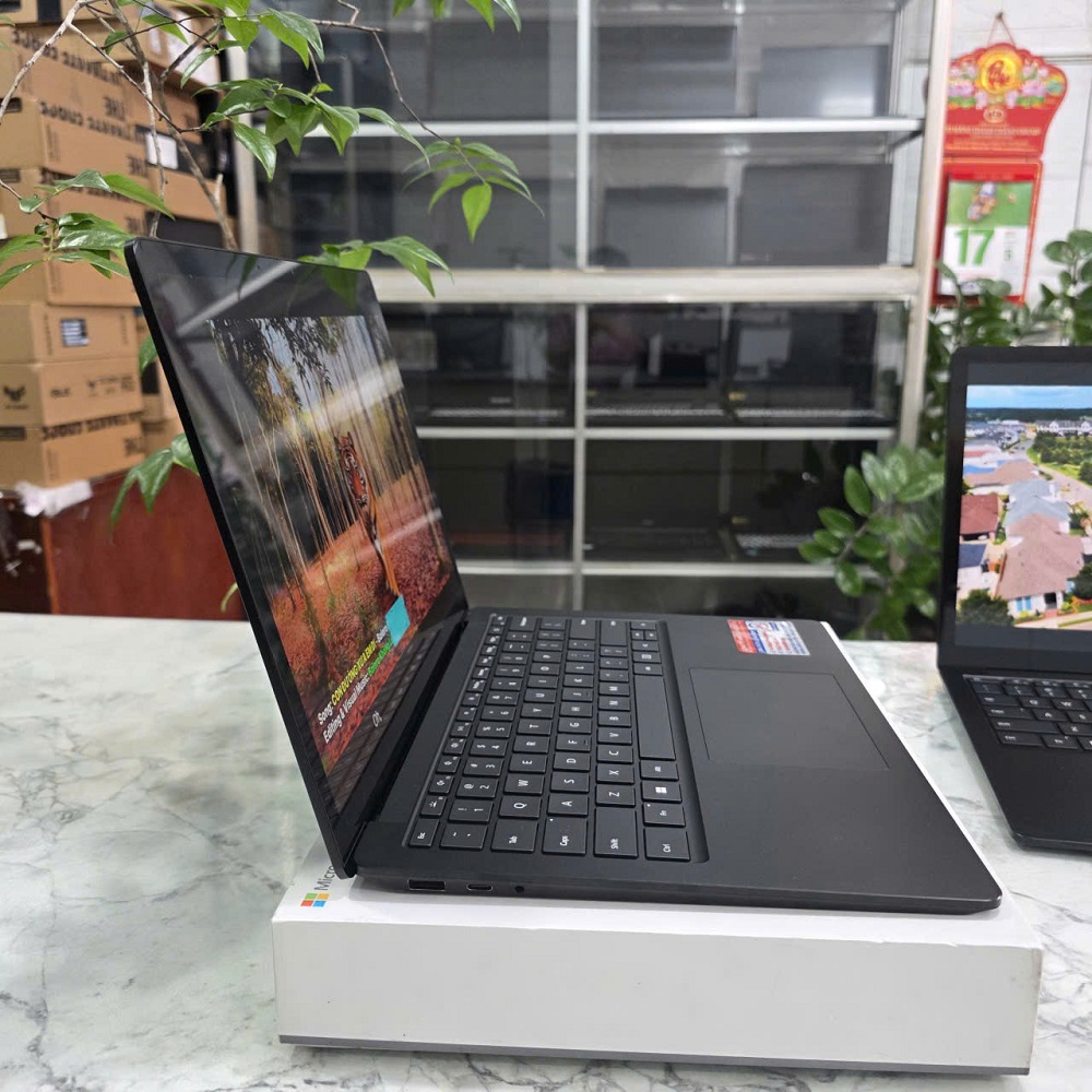 Surface Laptop 4 Black 13.5 Inch RYZEN 7 RAM 16 GB SSD 512GB 
