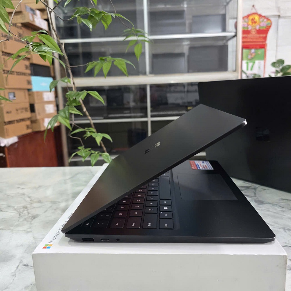 Surface Laptop 4 Black 13.5 Inch RYZEN 7 RAM 16 GB SSD 512GB 